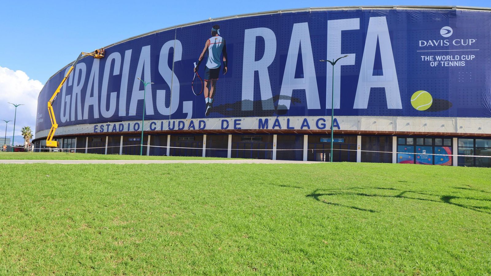 La pancarta de homenaje a Rafa Nadal en el Ciudad de Málaga, en imágenes