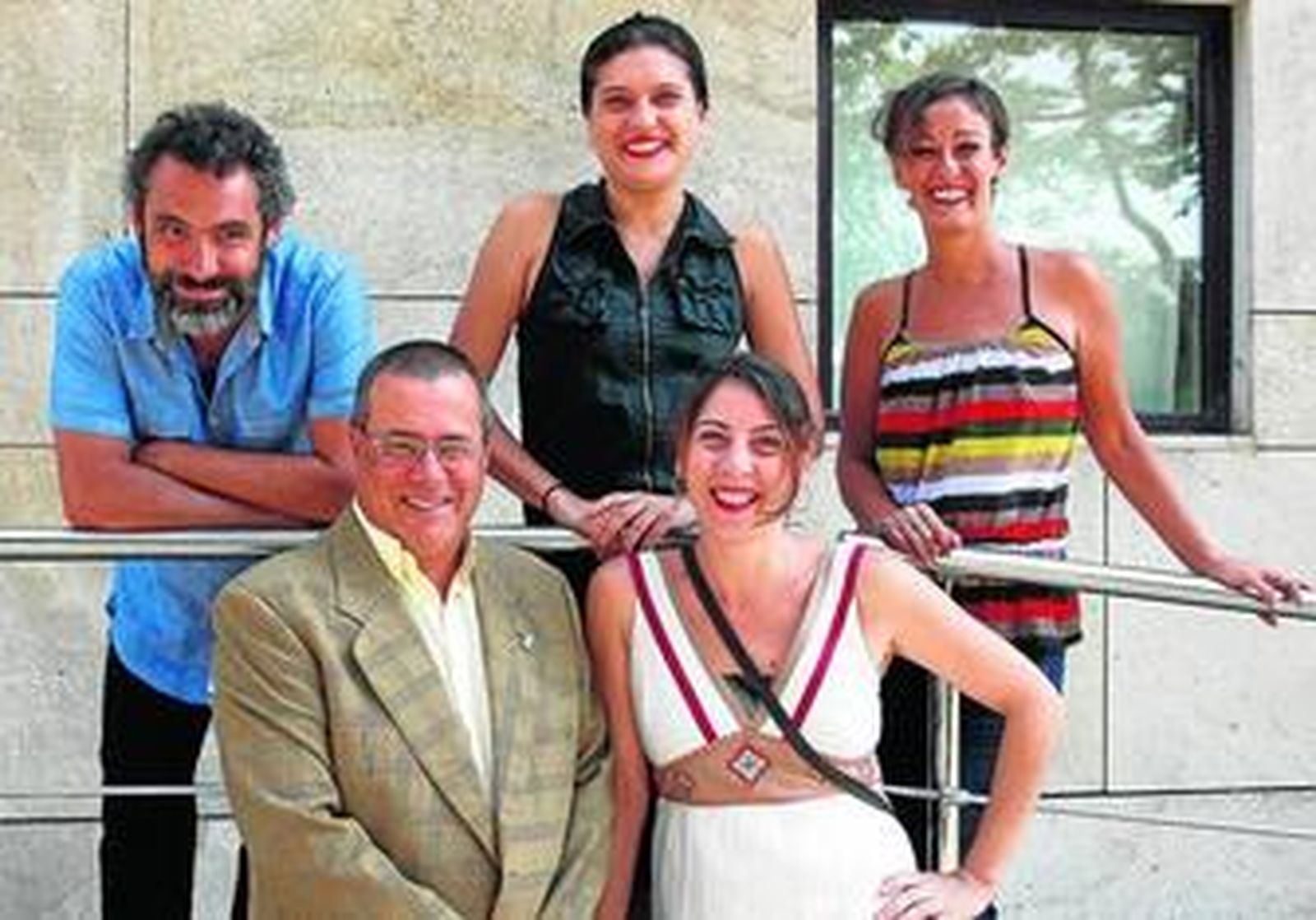 Andrés Blanco, Rebeca Torres y Raquel Armayones (arriba), con Antonia Gómez y el representante de la Junta Francisco Díaz Morillo.