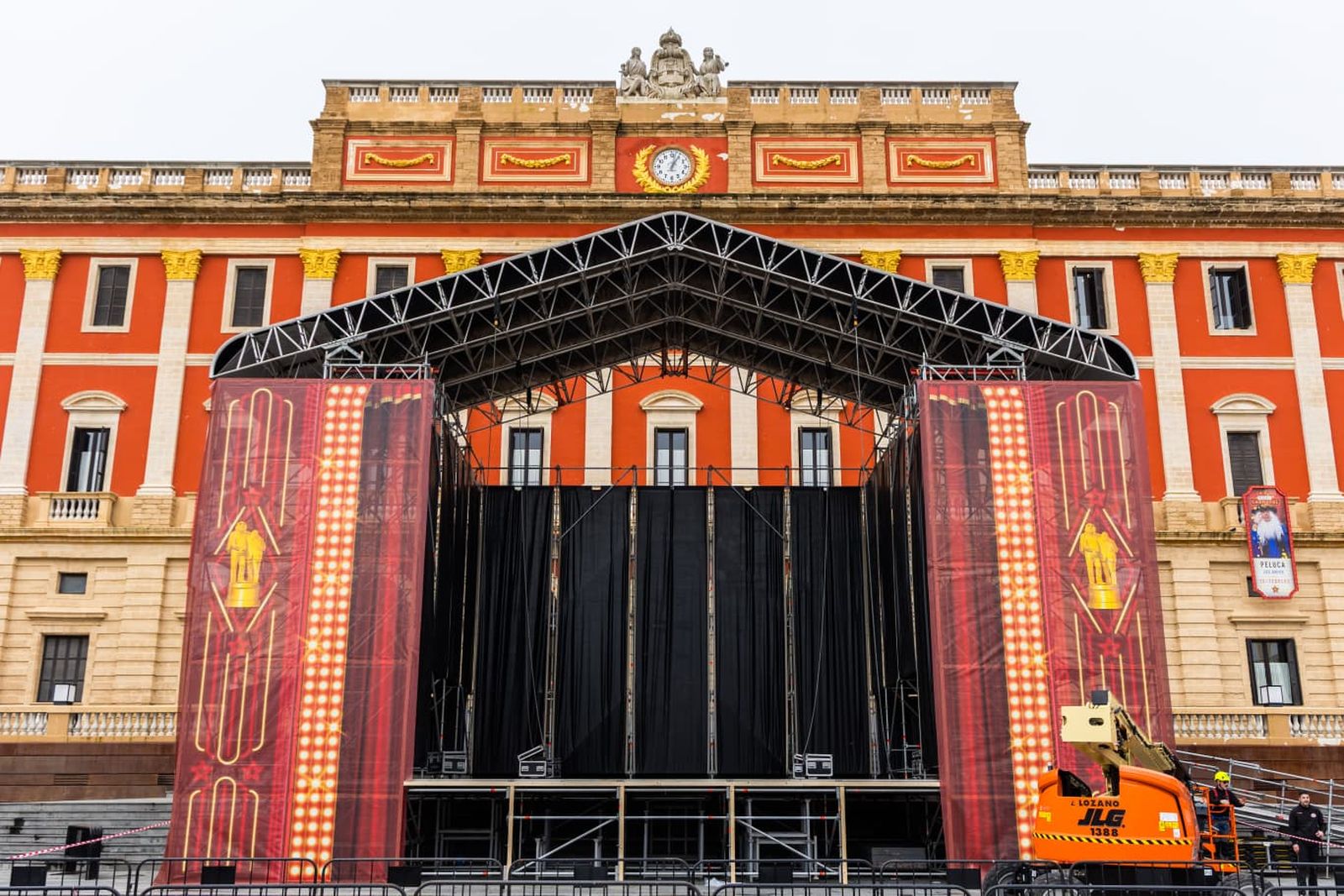 San Fernando y su plaza del Rey se preparan para dar la bienvenida al Carnaval: las imágenes