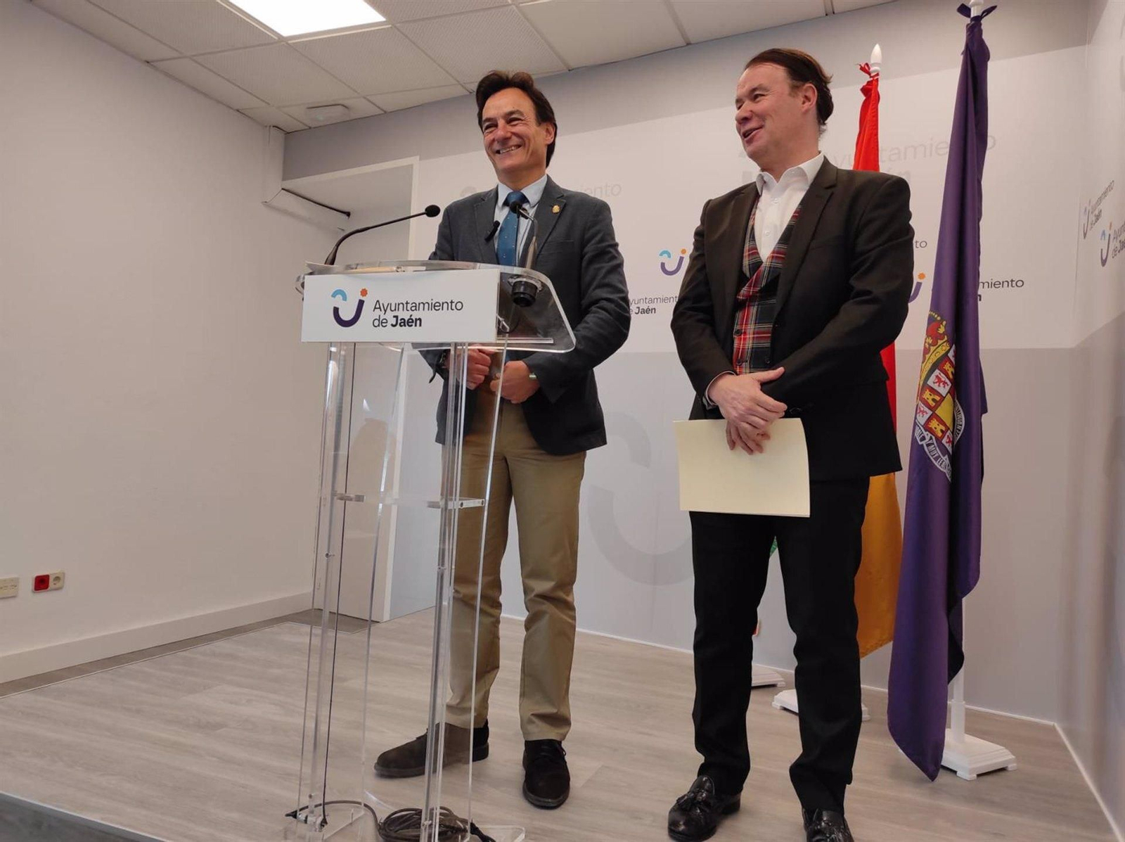 El alcalde de Jaén, Agustín González, y el primer teniente de Alcalde, Manuel Carlos Vallejo, durante la rueda de prensa.