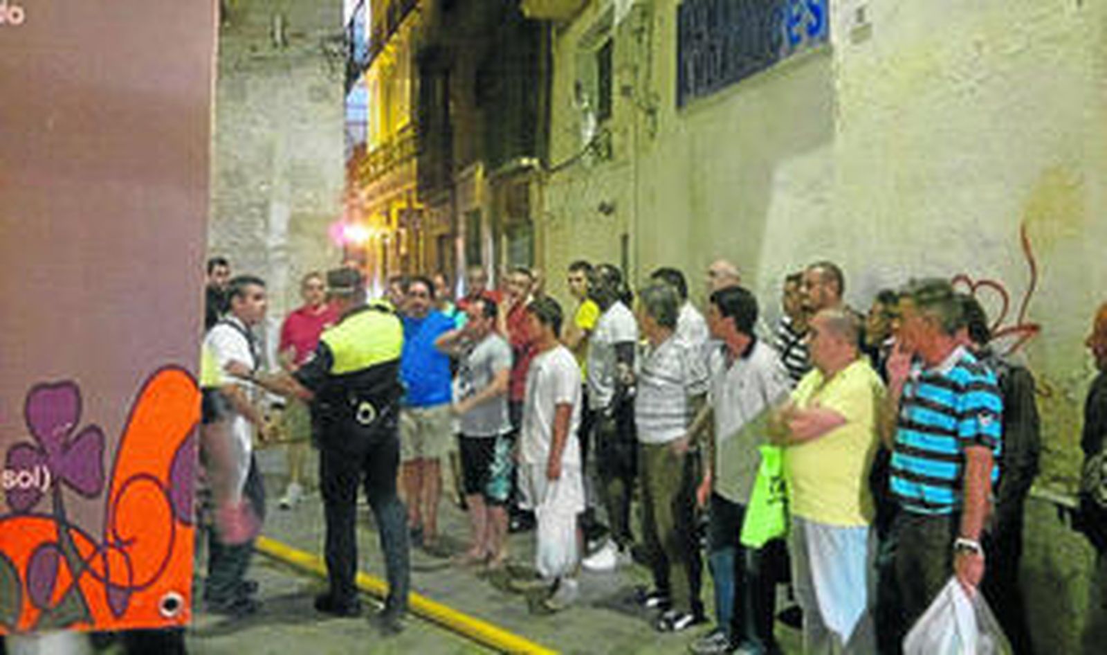 Los residentes en la calle, a la espera de las instrucciones de la Policía