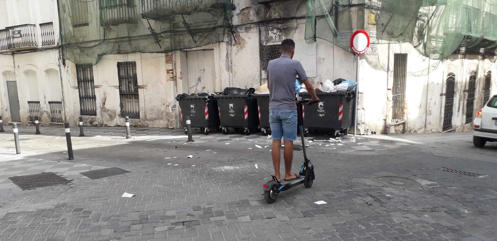 Fotos de los documentos judiciales en el suelo de la calle Ventura Morón de Algeciras