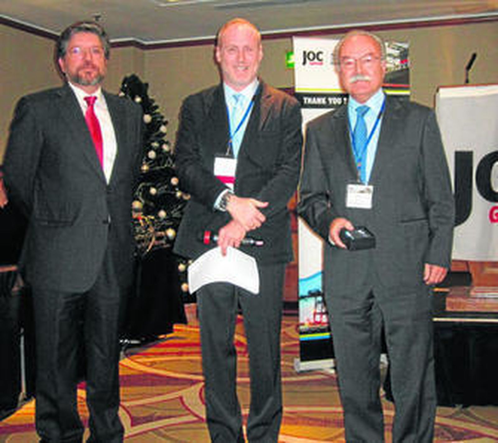 Hormaechea, el vicepresidente del grupo JOC, Peter Tirschwell, y Morón, ayer.