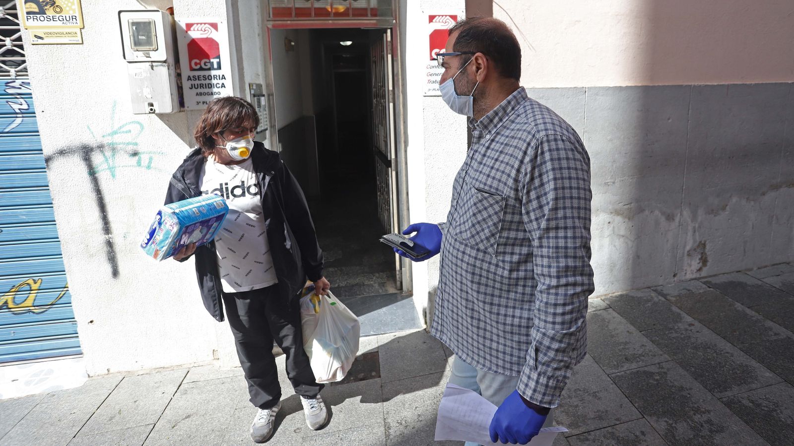 Reparto de alimentos del colectivo 'Solidarios frente al COVID-19'