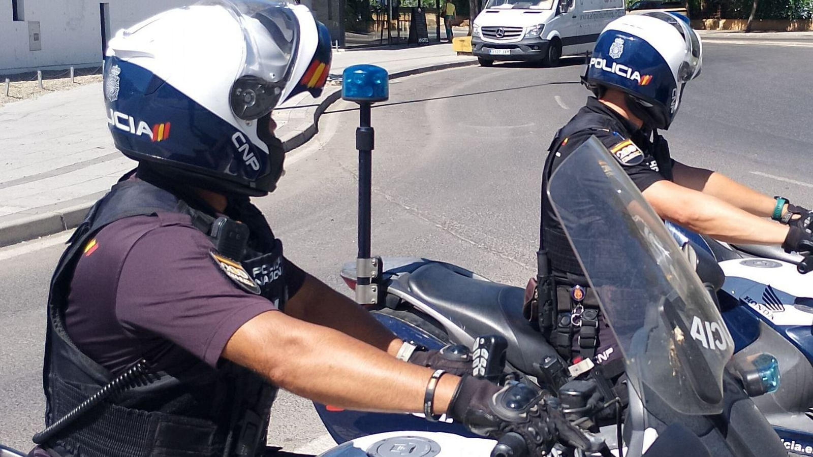 Agentes de Policía Nacional, patrullando por la zona norte de Jerez.