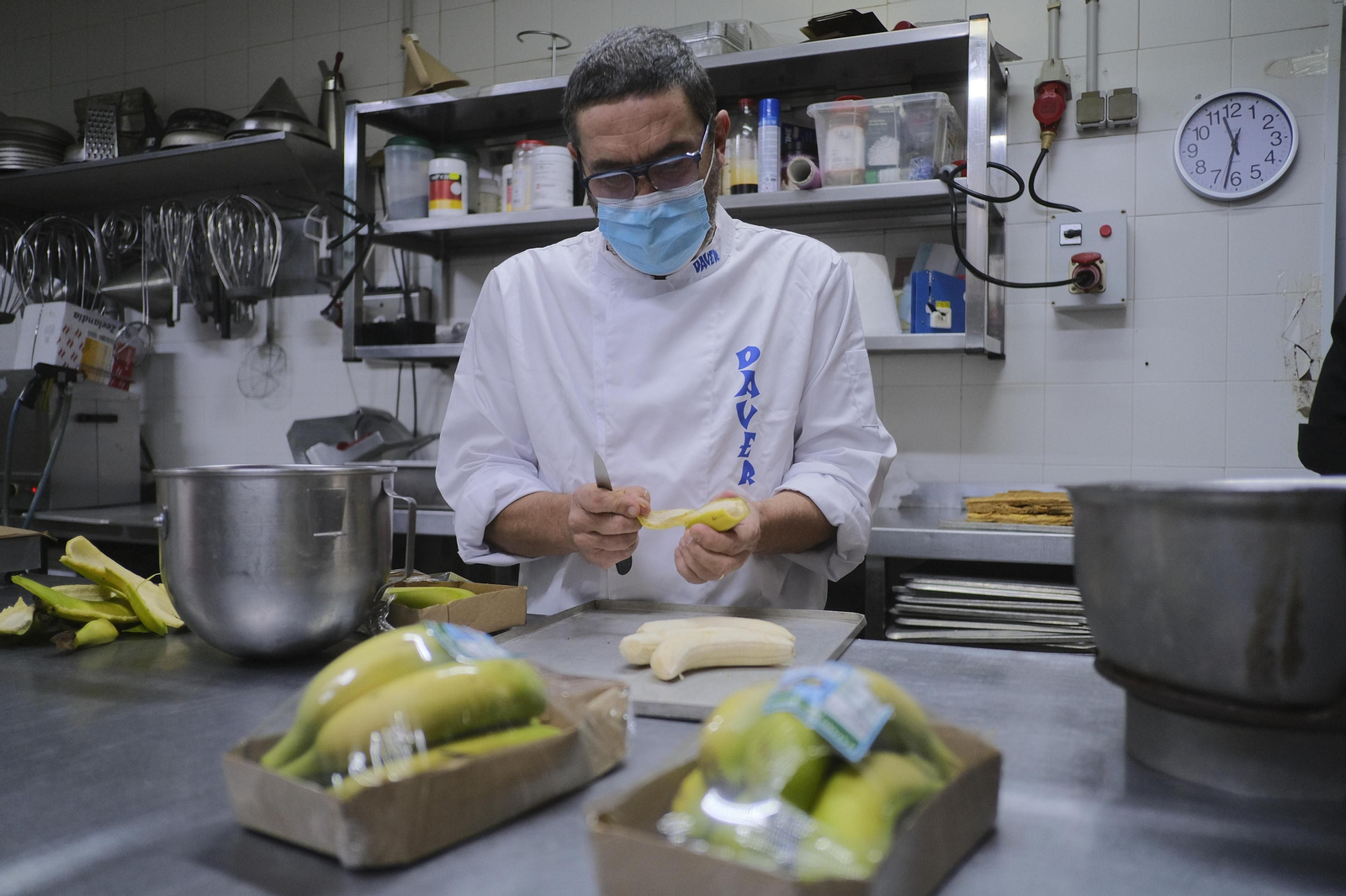 Preparado de los plátanos de Canarias para realizar el triturado.
