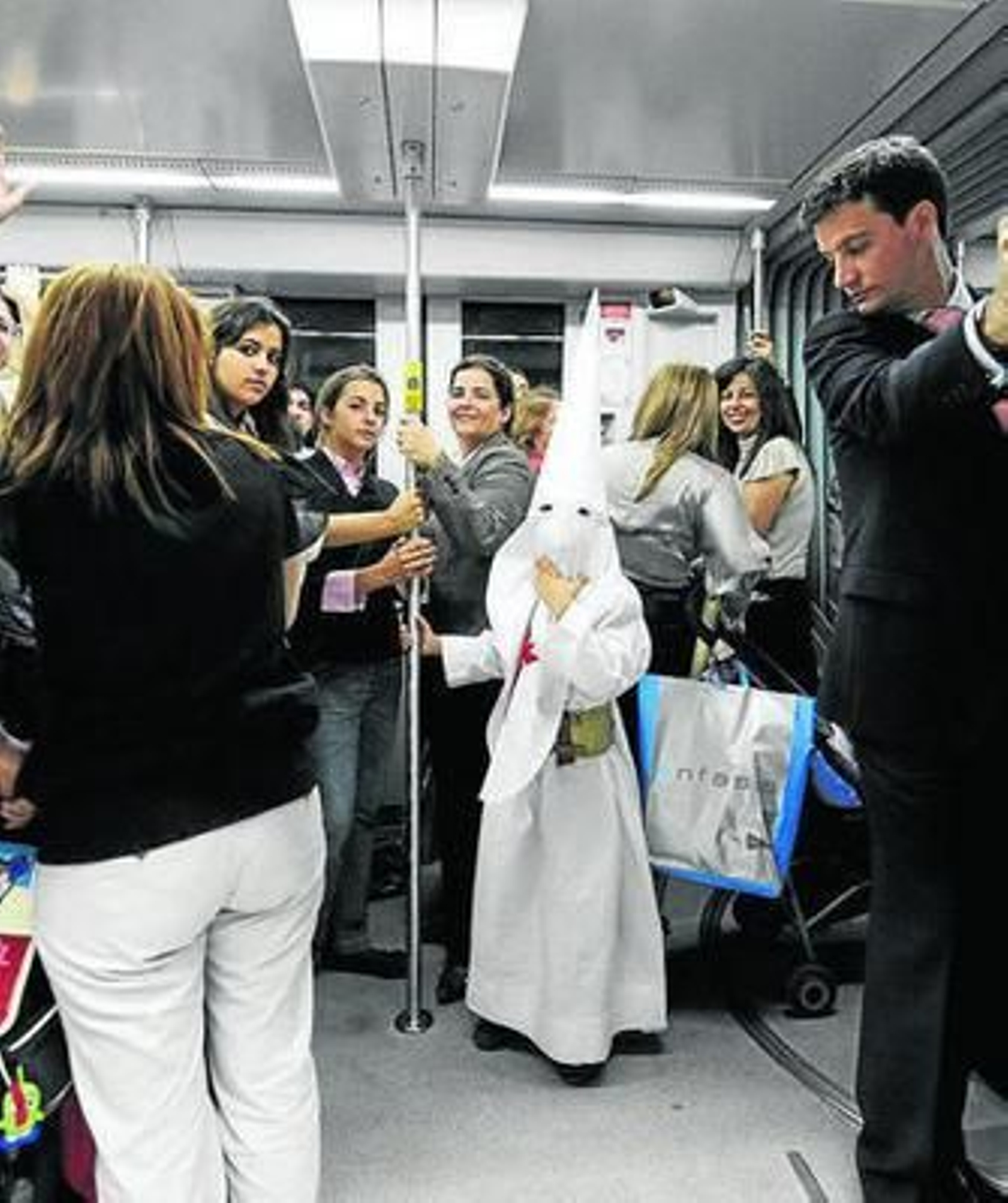 Un joven nazareno en el Metro, en una imagen de archivo.