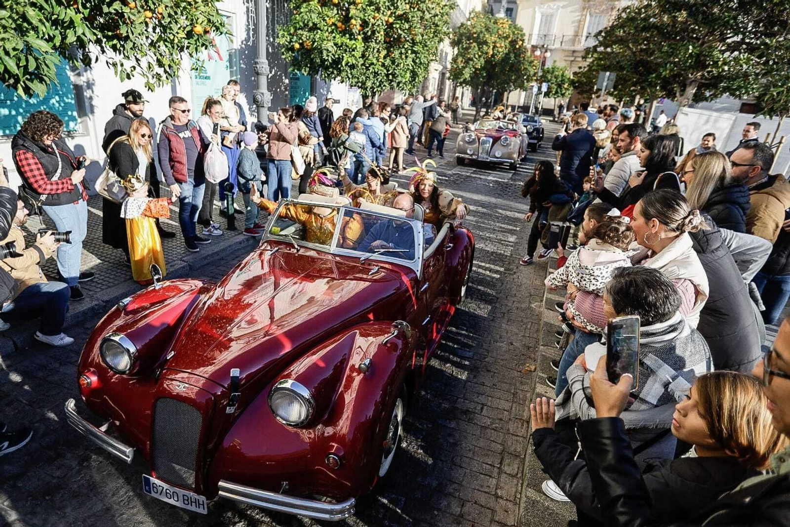 Imágenes de los Reyes Magos recorriendo Cádiz el 5 de enero