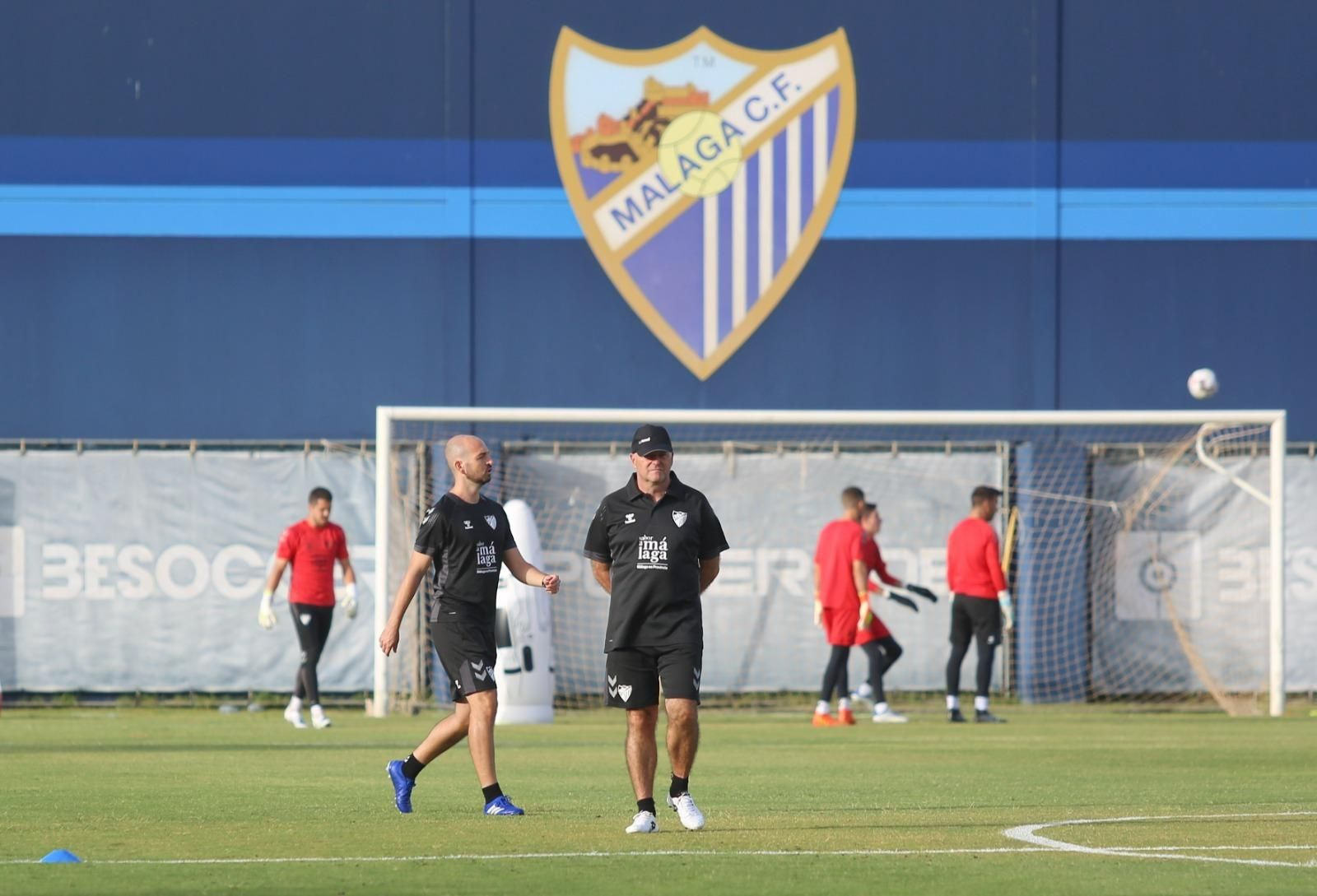 Pepe Mel, durante el entrenamiento del Málaga CF. Pepe Mel, durante el entrenamiento del Málaga CF.