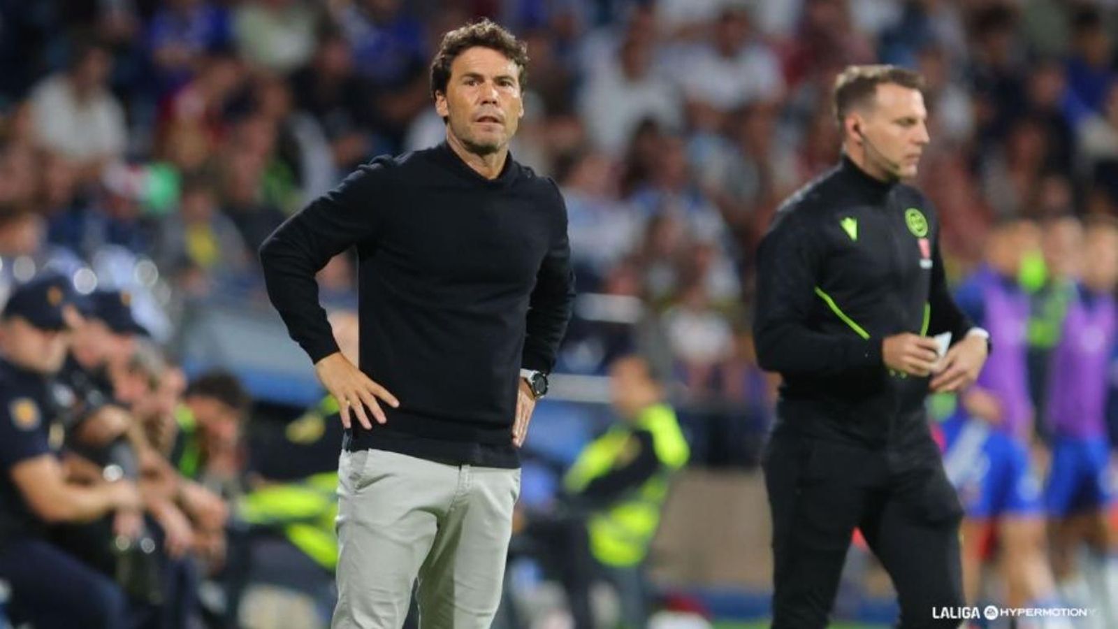 El técnico sigue de cerca a los suyos desde el área técnica.