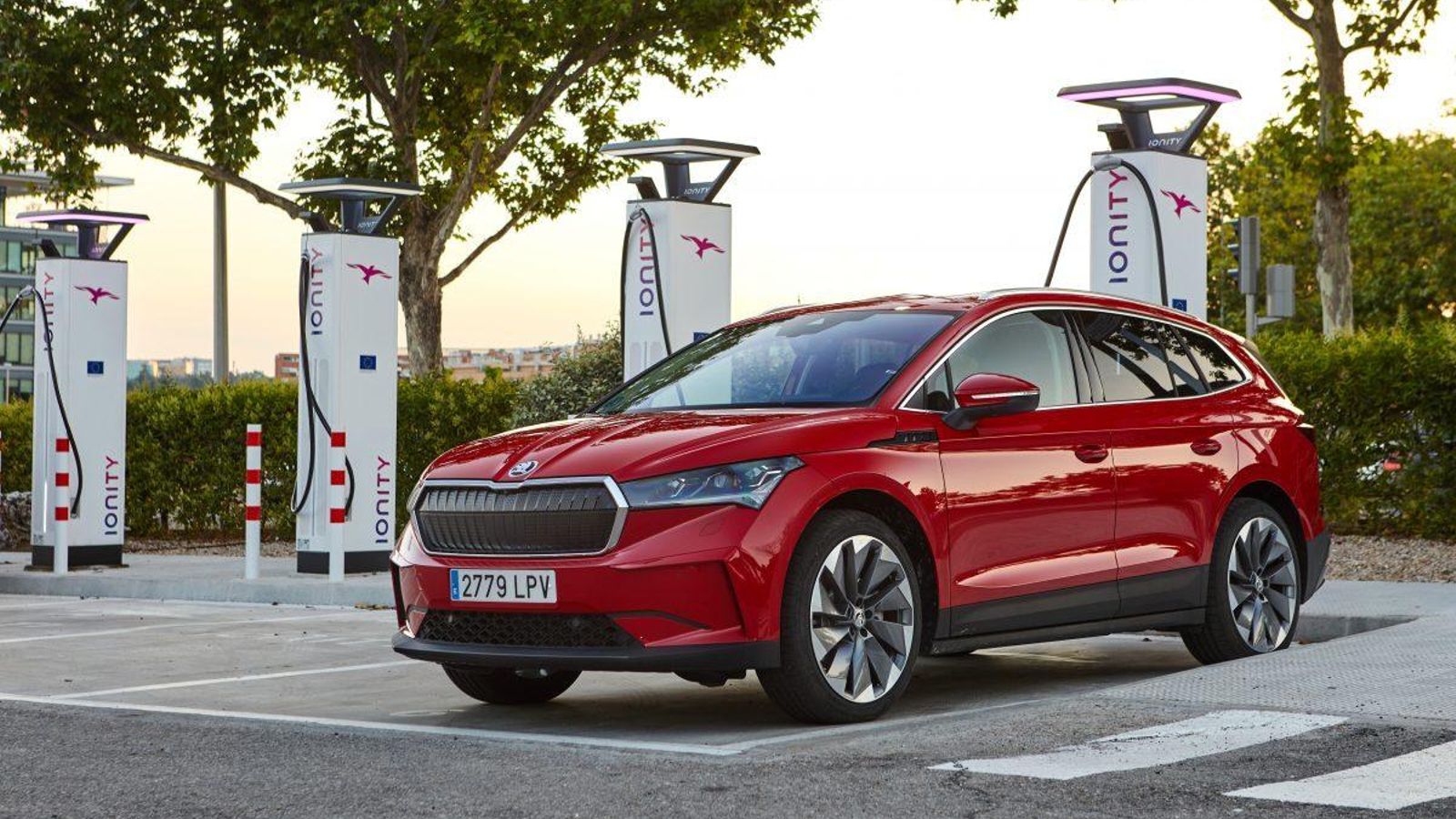 La potencia de carga con corriente continua aumenta sea cual sea la batería disponible. En las que llevan la de 82 kWh, hasta los 135 kW.