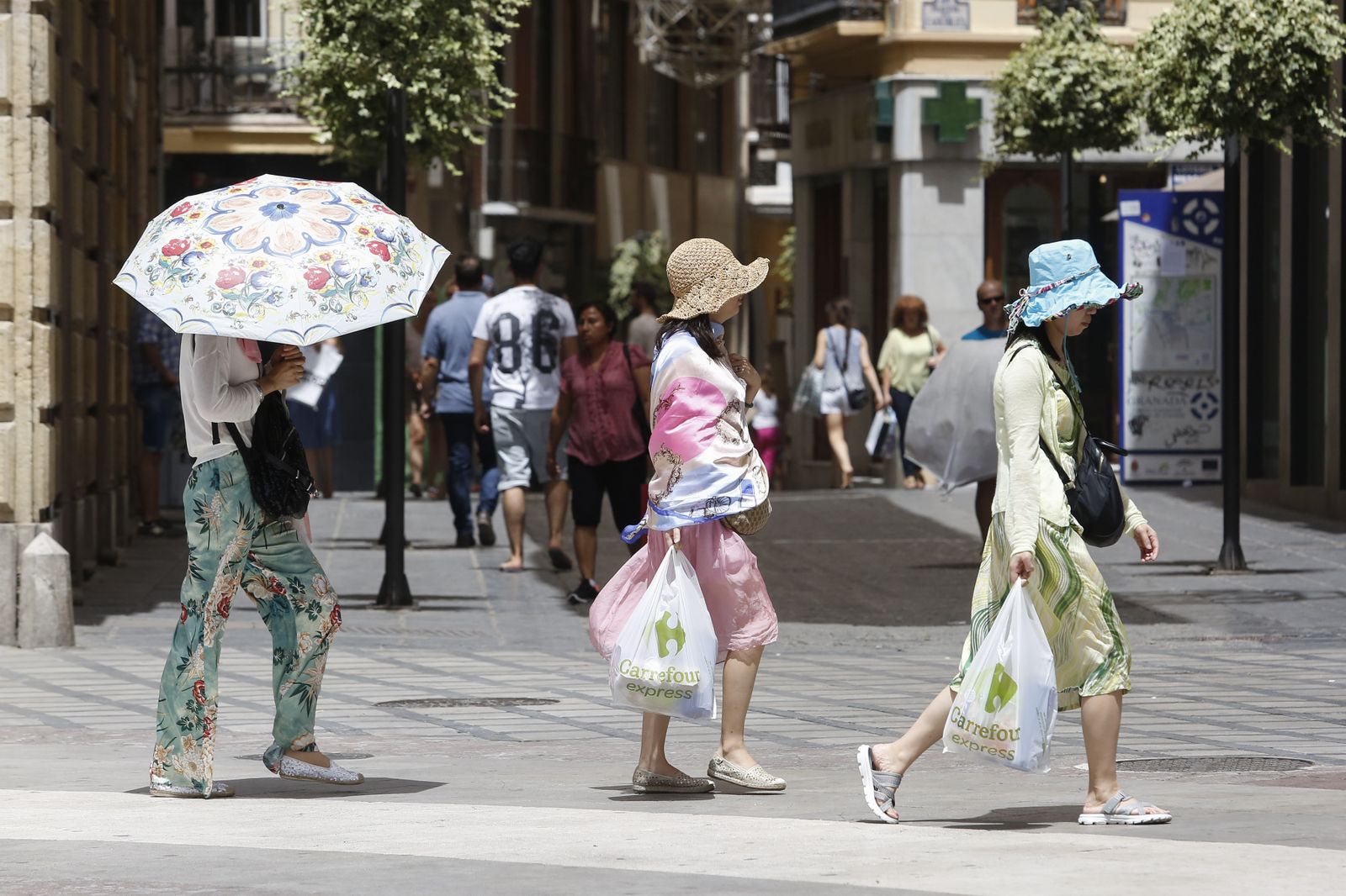 Este verano pasear por el sol ha sido casi misión imposible siendo necesaria la protección para evitar los efectos del calor..