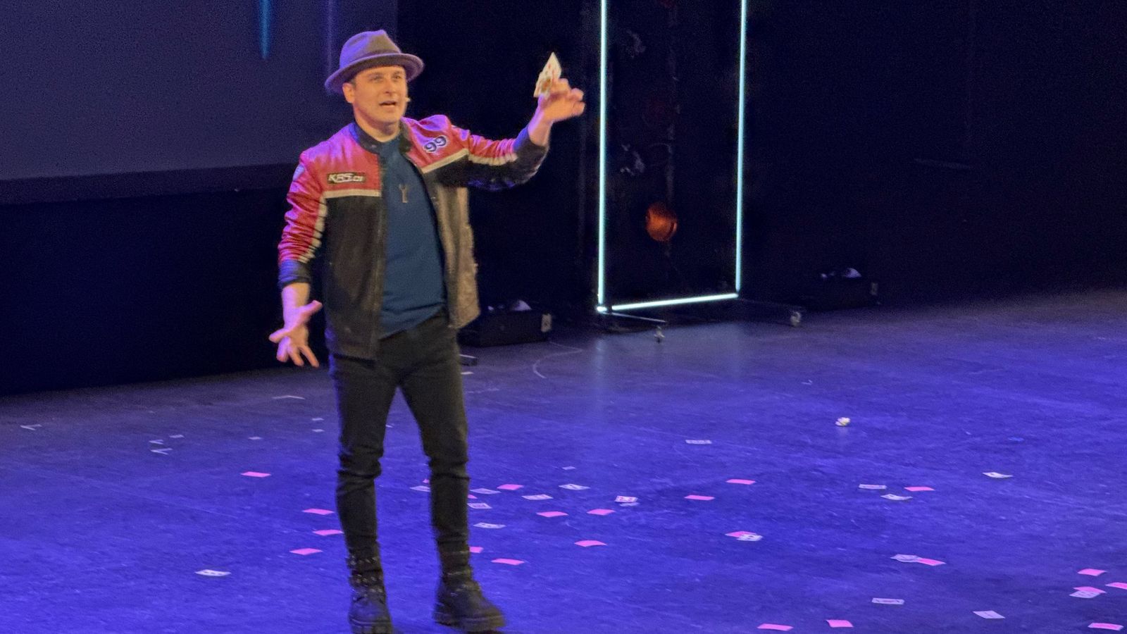 Dakris El Mago Invisible durante su actuación en Almería.