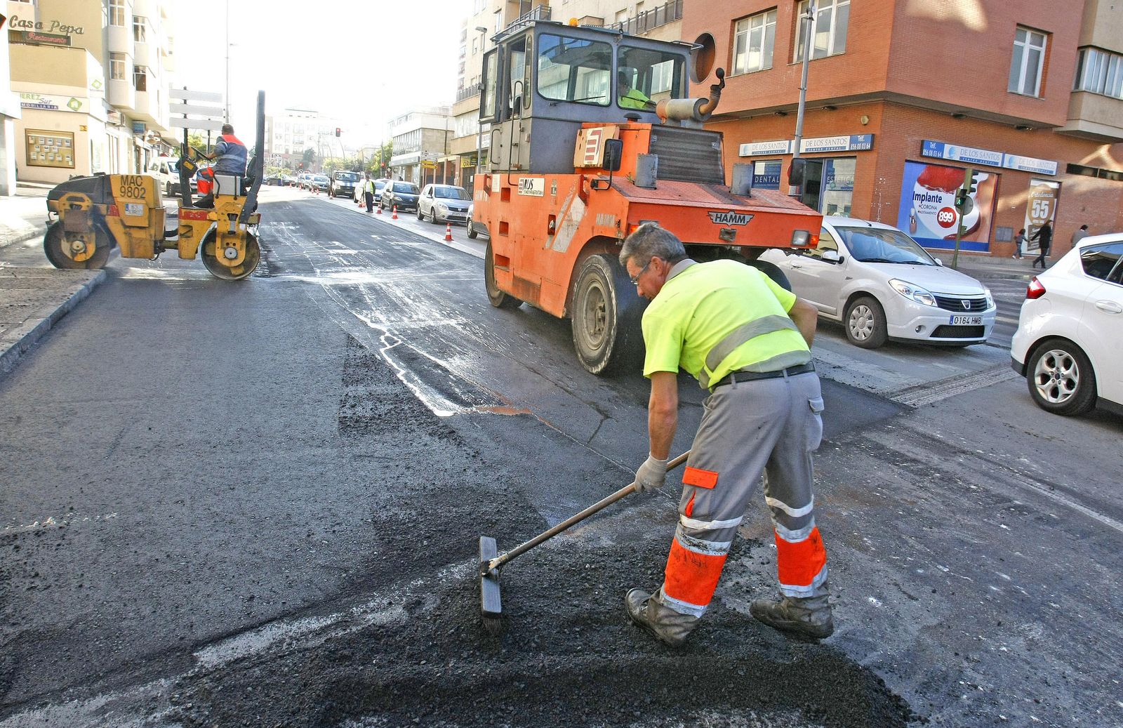 Un operario asfalta hace unos años las inmediaciones de Madre de Dios.