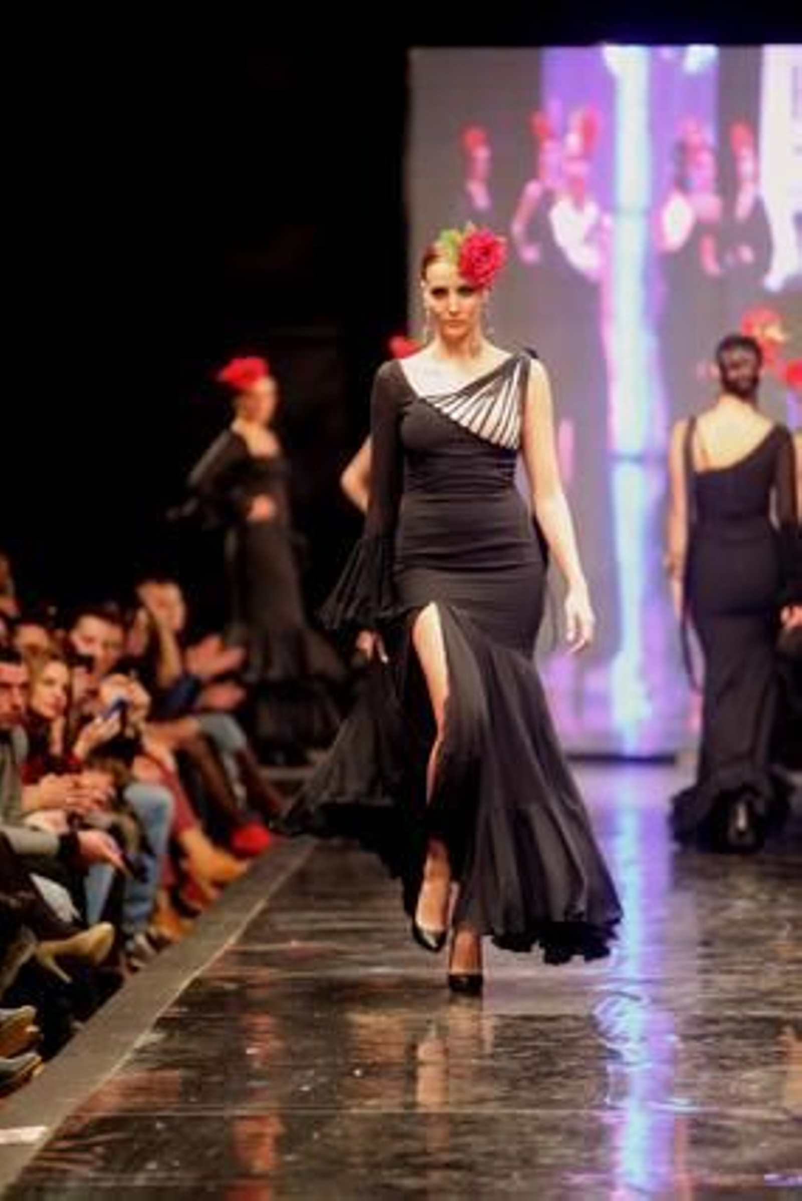 En la colección 'Va por ti', Pilar Rubio apuesta por los tonos verdes y cardenales, líneas muy limpias, mucho vuelo y pocos adornos.

Foto: Juan Carlos Corchado