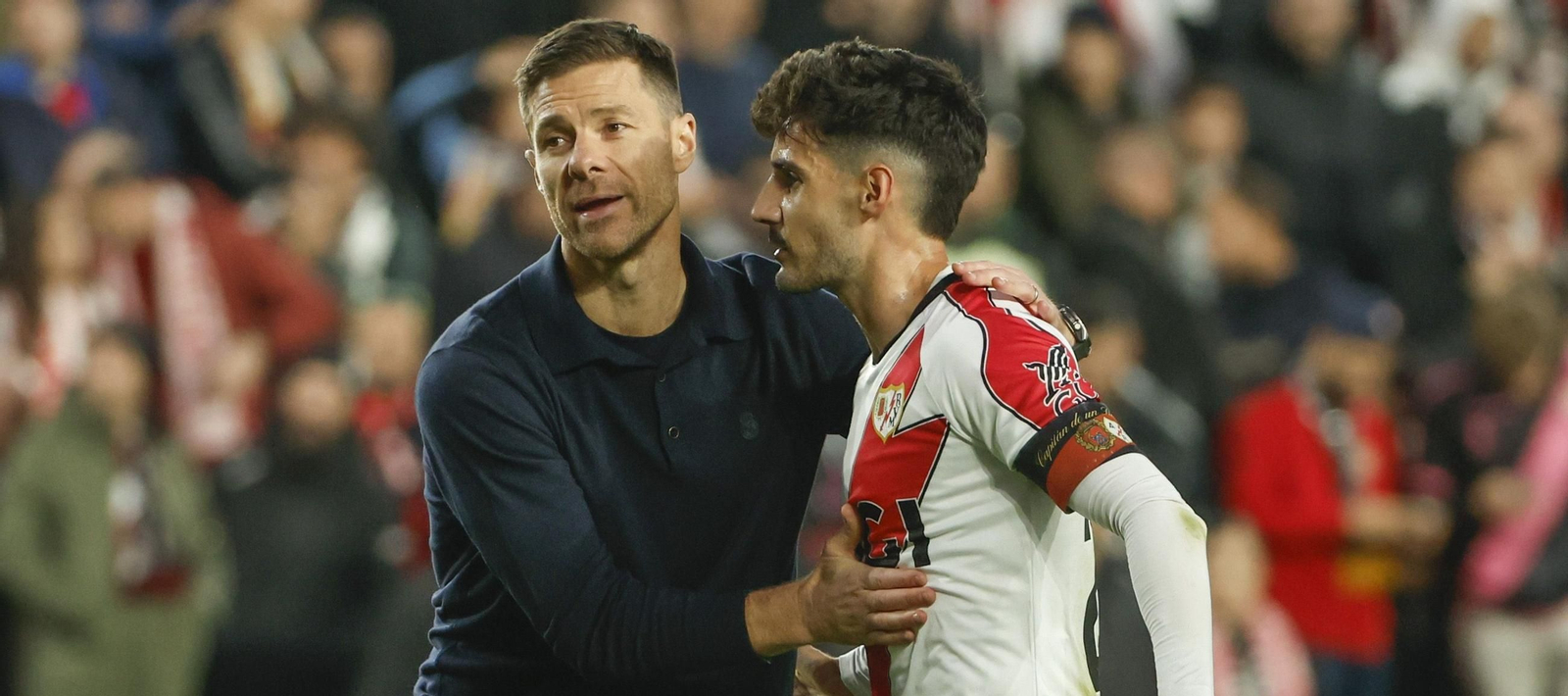Xabi Alonso felicita a Óscar Valentín al final del partido. Xabi Alonso felicita a Óscar Valentín al final del partido.