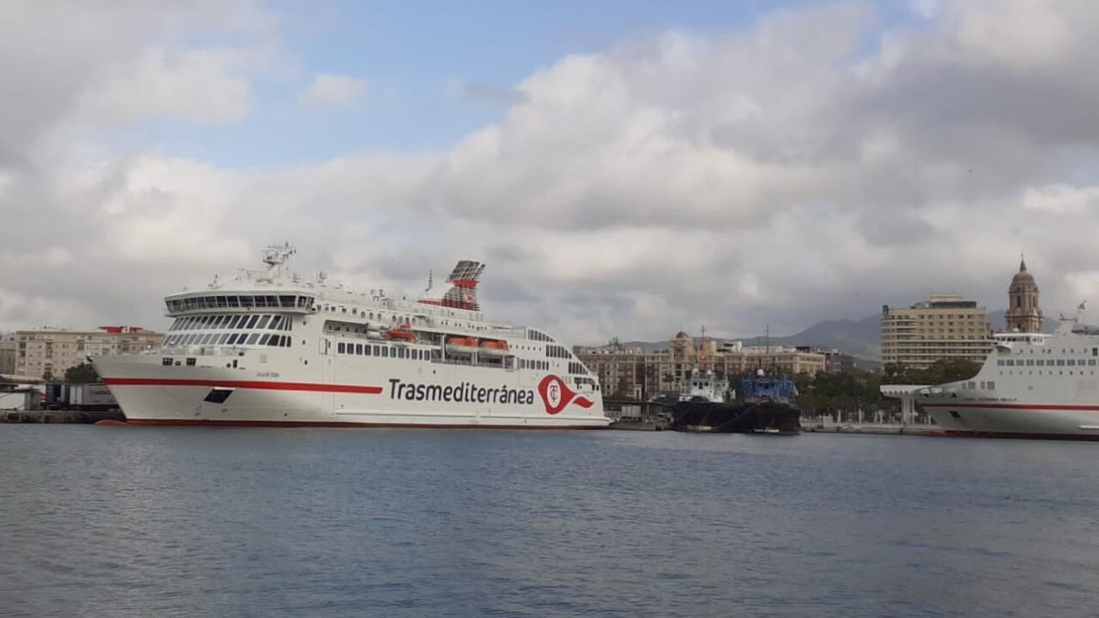 El nuevo Melillero atracado preparando su salida de las tres de la tarde