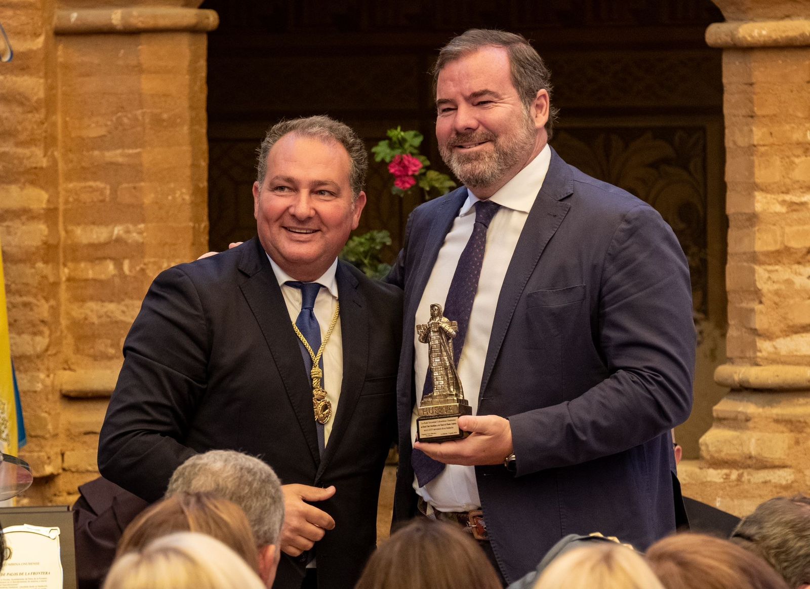 Momento de la entrega de la distinción al Real Club Marítimo y de Tenis de Punta Umbría.
