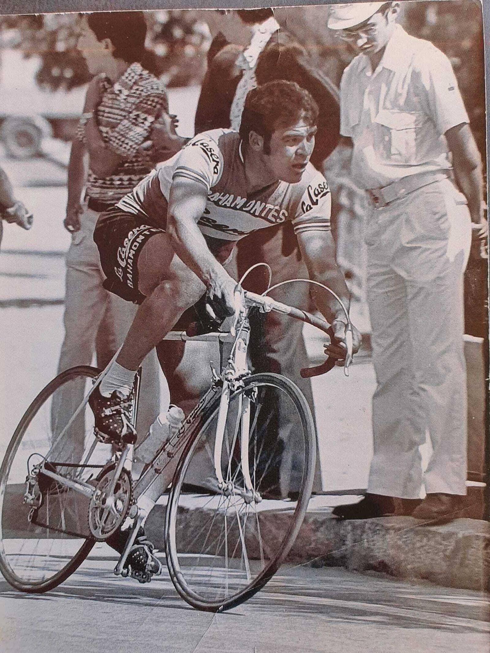 Paco en plena carrera, con el maillot del equipo La Casera-Peña Bahamontes.