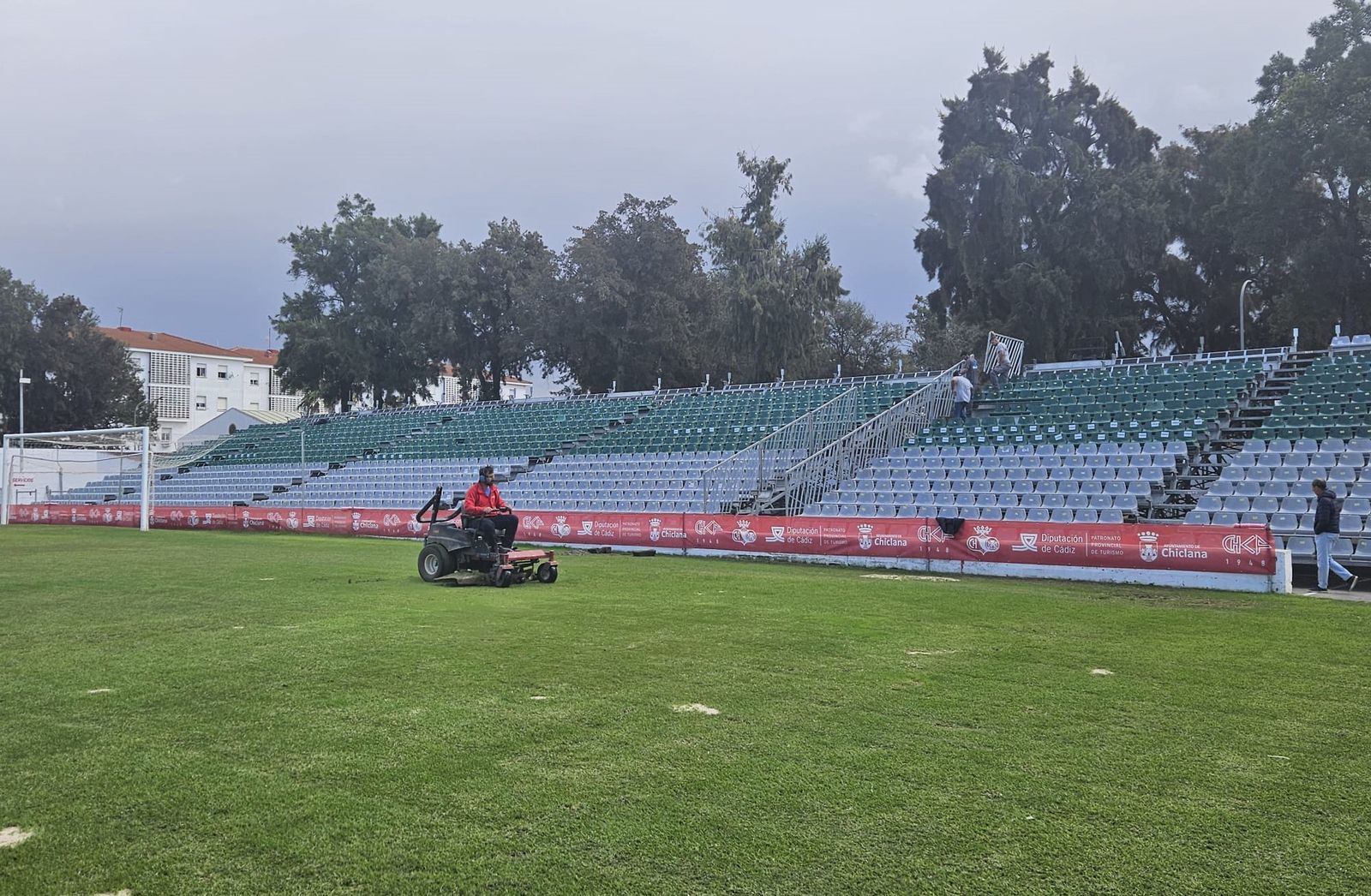 Preparativos en el terreno de juego del Municipal de Chiclana.