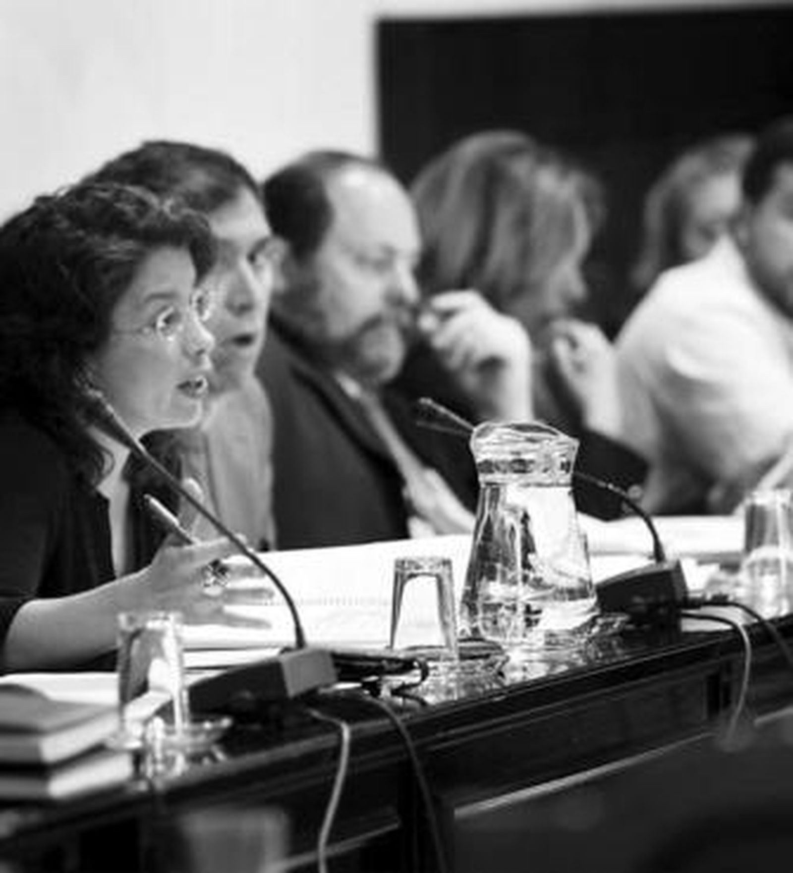 La concejal de Medio Ambiente, ayer, defendiendo la concesión a GSC del servicio de mantenimiento de playas.