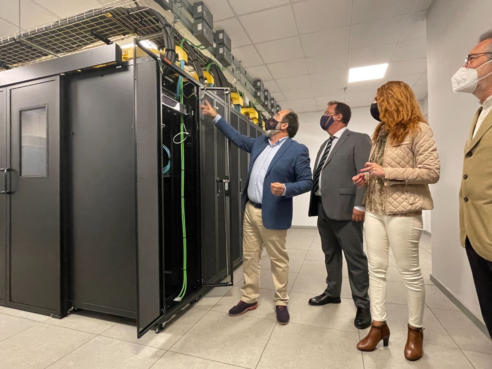 Juan Carlos Cano muestra uno de los servidores del CPD del Ayuntamiento.