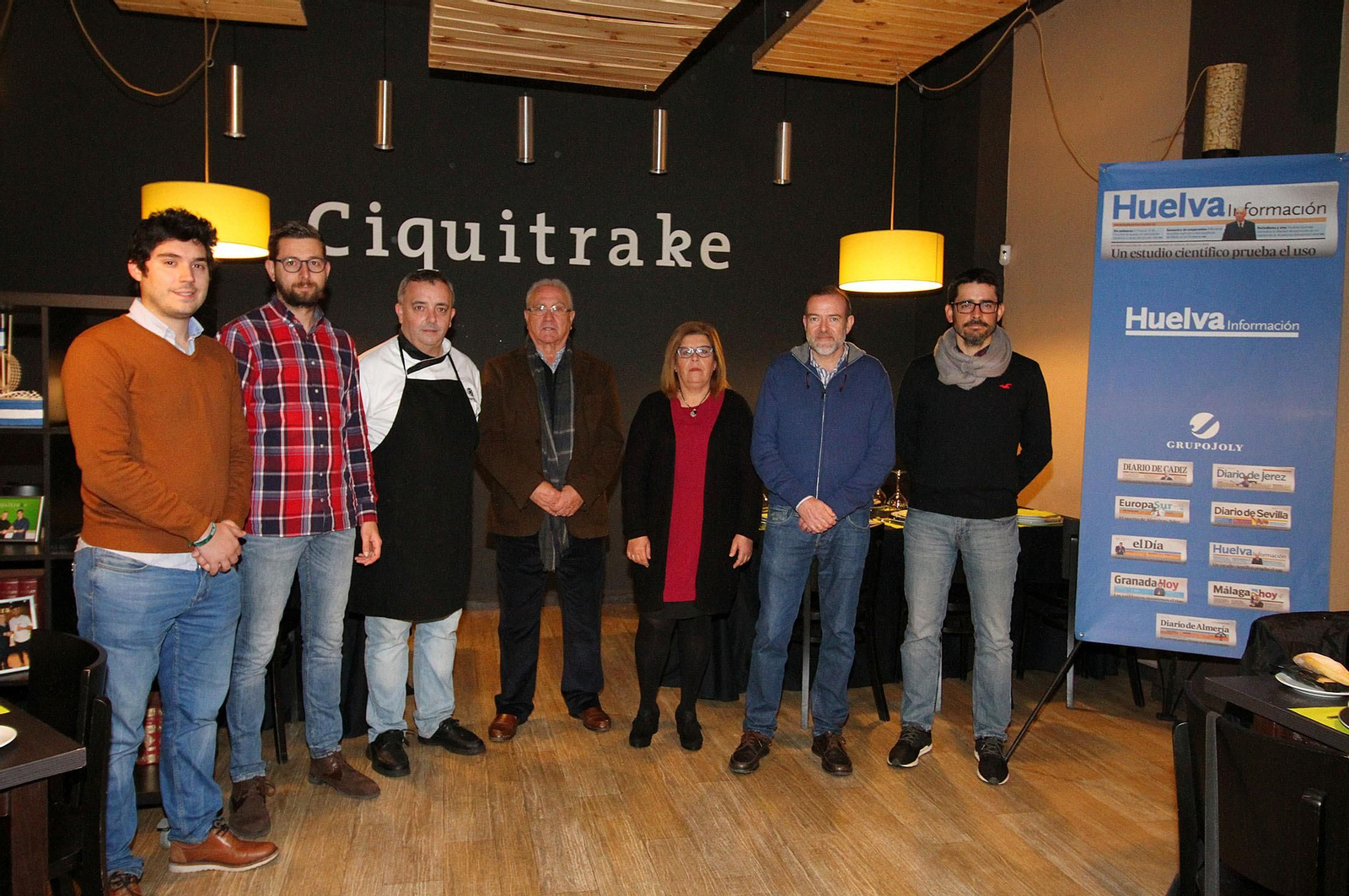 Isabelo Ramírez y Aurora Quintero posan junto a los integrantes de La Tertulia Deportiva de 'Huelva Información'.