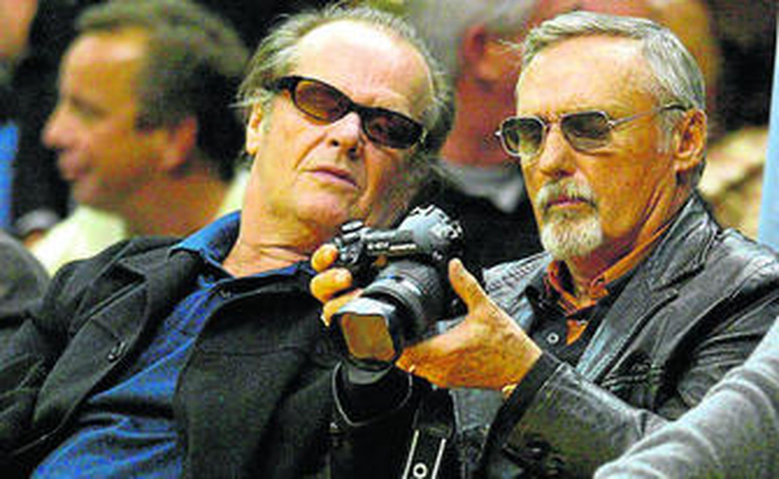 El actor y director Dennis Hopper, en una imagen de archivo, observa su cámara junto a Jack Nicholson.