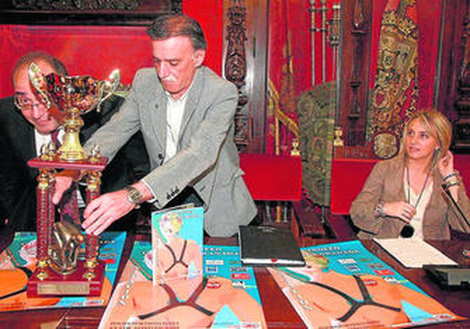 Momento de la presentación del trofeo granadino y su cartel.