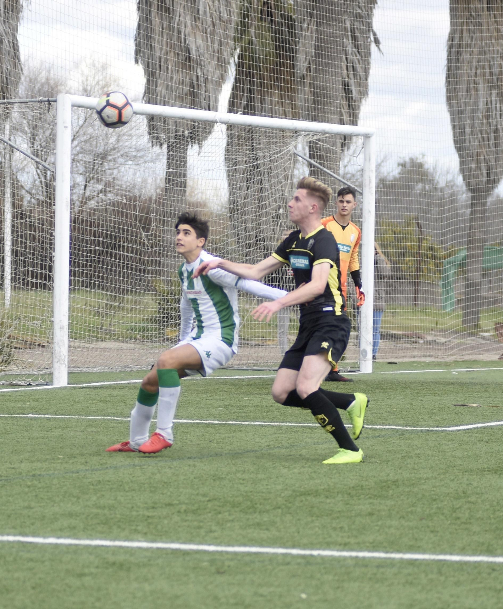 Un jugador del Córdoba disputa el balón con un contrario.