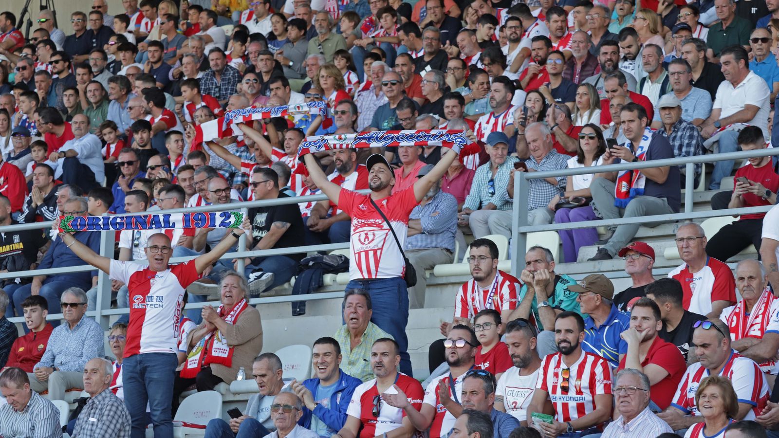 Aficionados algeciristas, en la Tribuna del Nuevo Mirador.