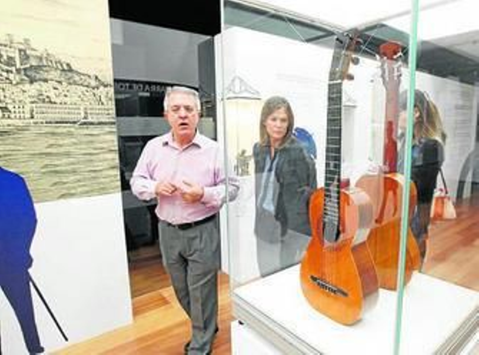 Carlos González con Ana Martínez Labella visitando la exposición.