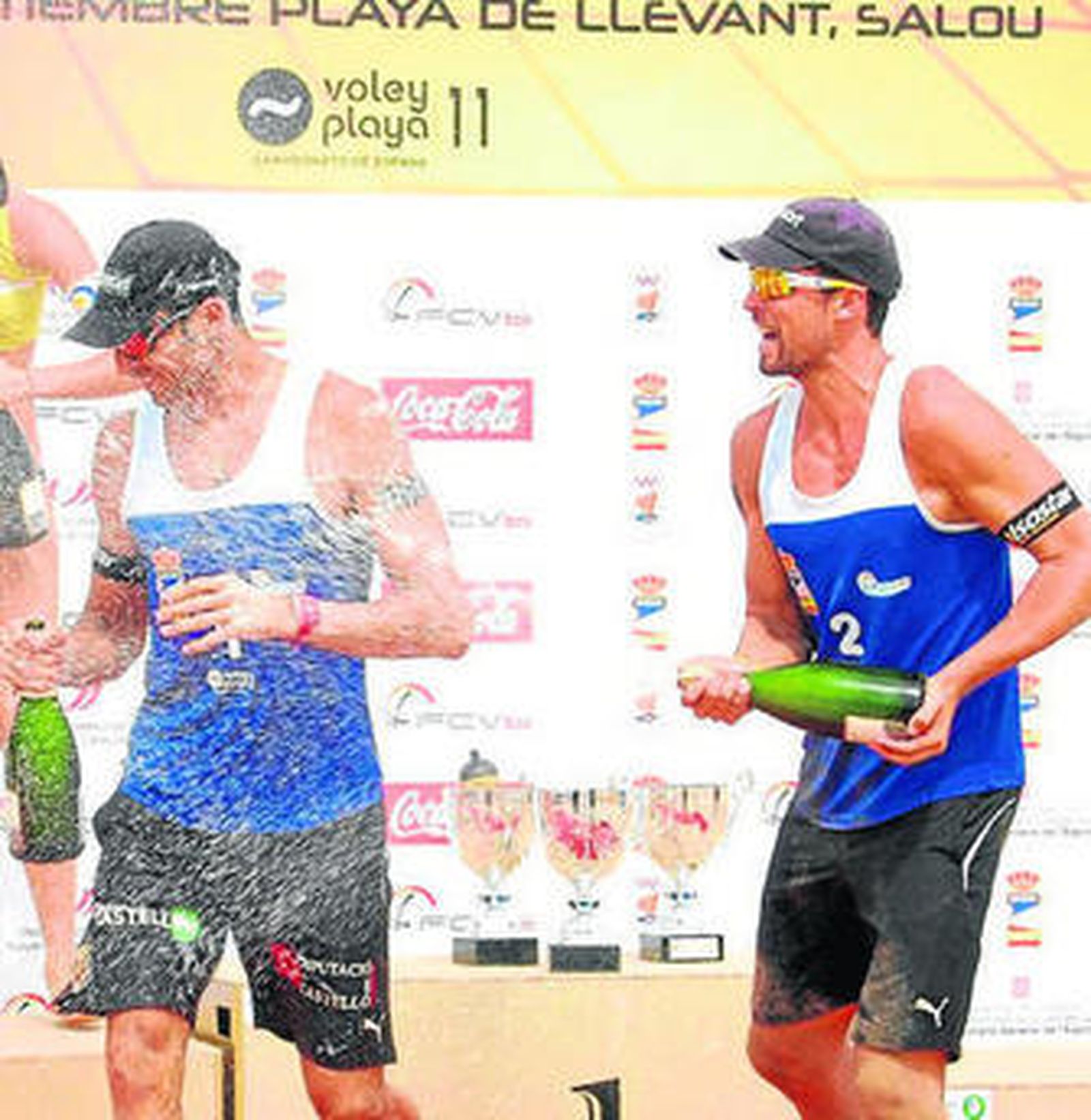 Adrián Gavira baña en champán a Herrera tras ganar el último Nacional.