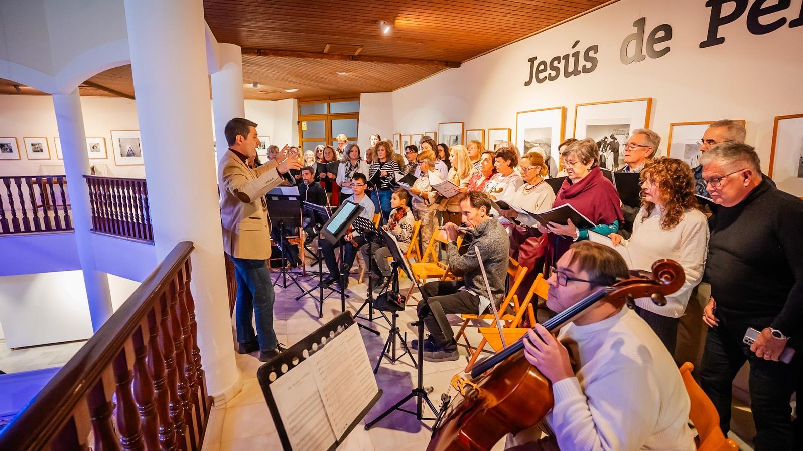 El acto de inauguración del Belén Municipal ha estado amenizado con la música de la Coral Polifónica de Roquetas de Mar.