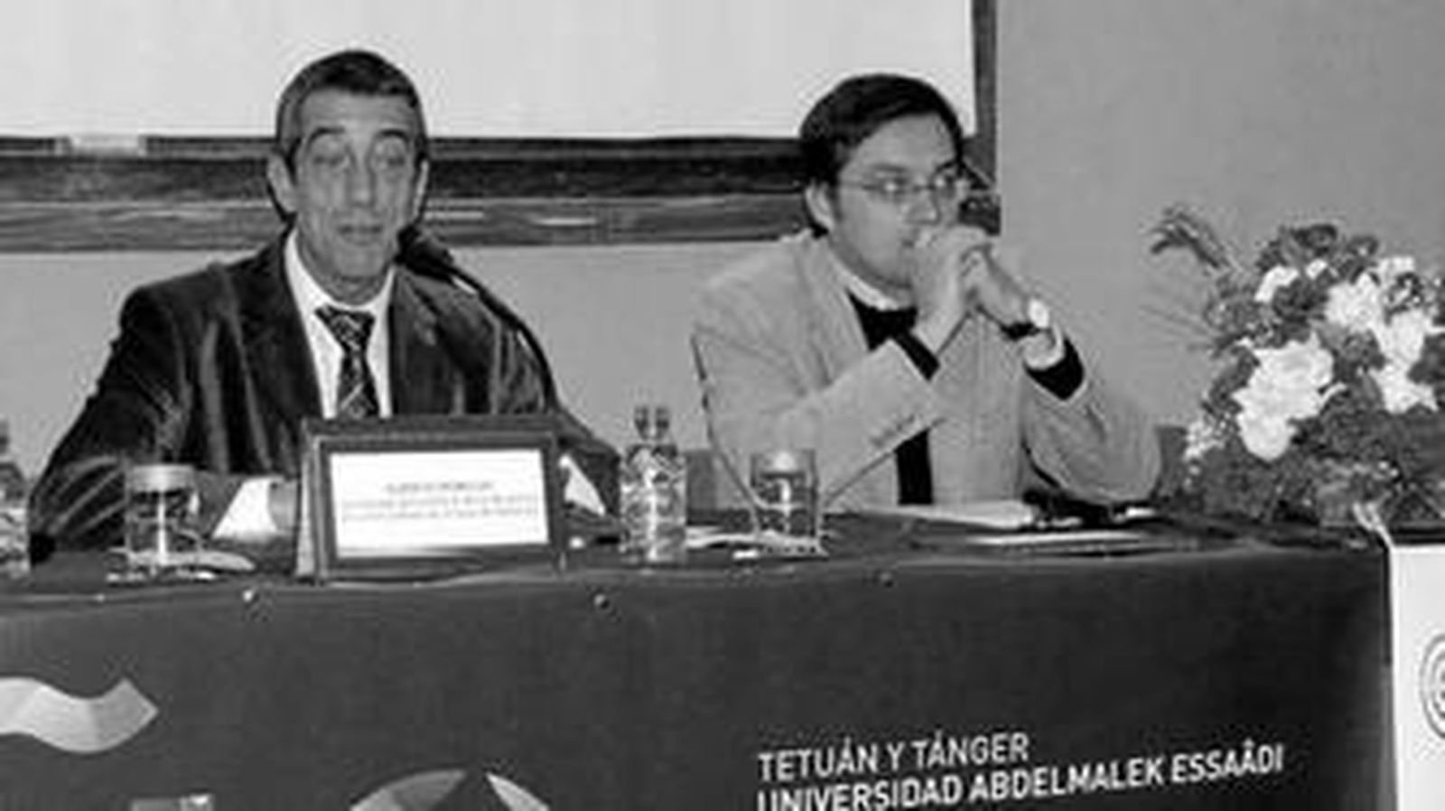 Un instante de la conferencia de Alberto Morilla -a la izquierda-, ayer en Tánger.