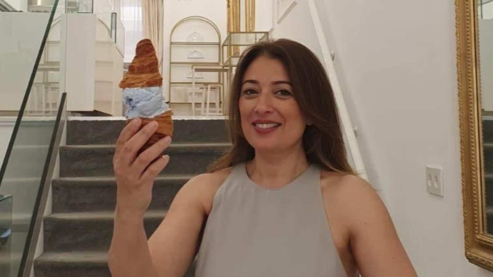 Helado de violetas con cucurucho de croissant de La Pâtisserie Helado de violetas con cucurucho de croissant de La Pâtisserie