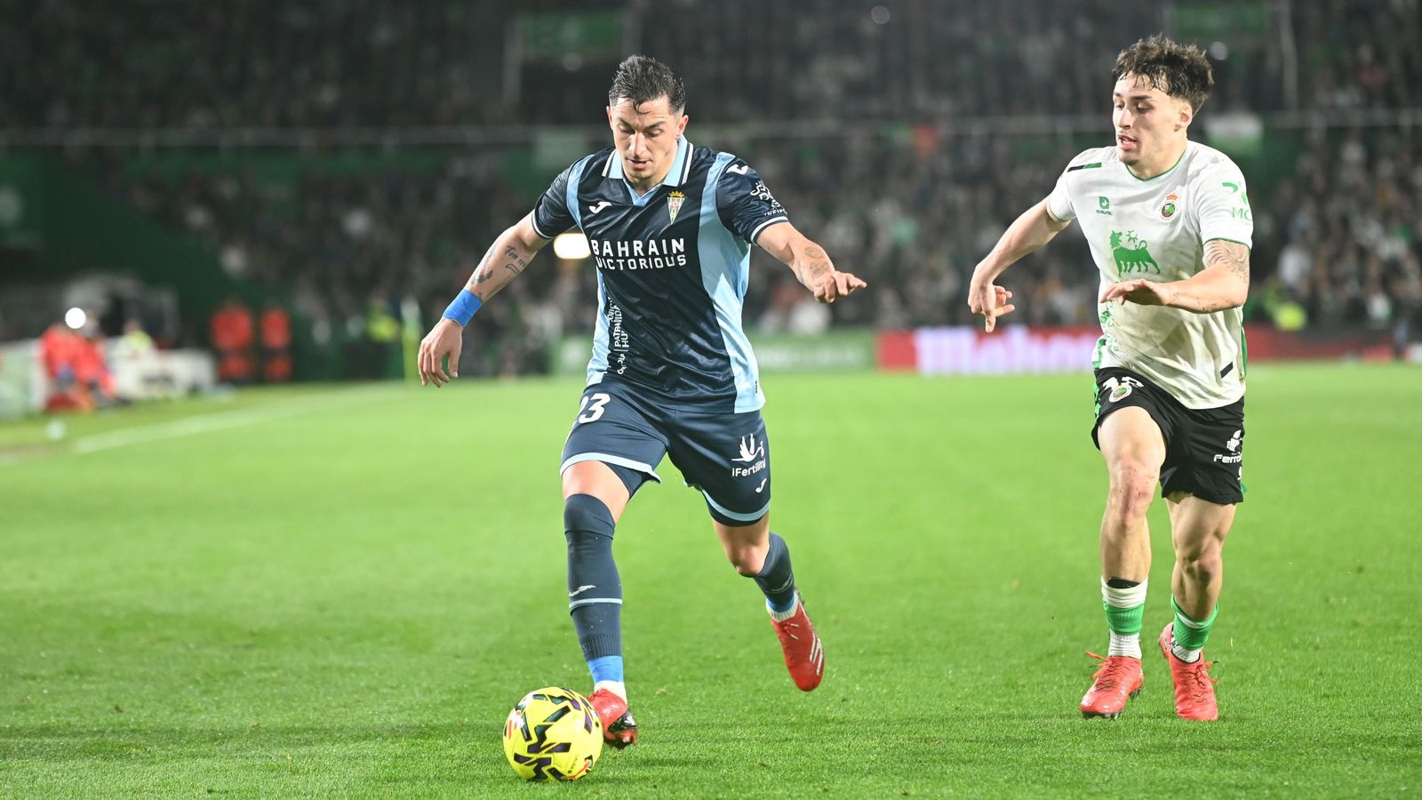 Carracedo se marcha de Salinas en un lance del Racing de Santander-Córdoba CF.