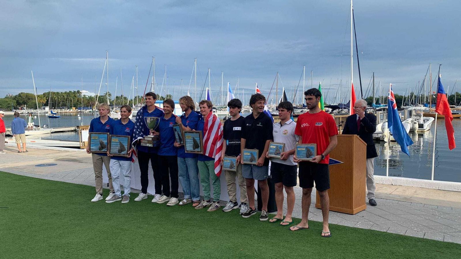 Foto de familia de los distintos ganadores en el Campeonato Mundial de Snipe.