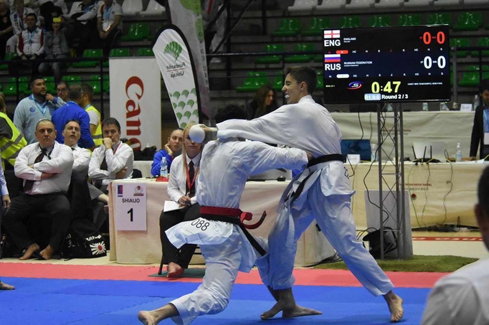 Momento de un combate en Bahía Sur entre un inglés y un ruso.