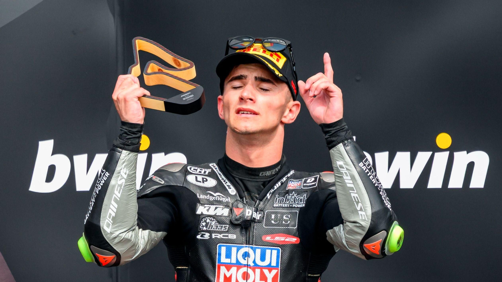 David Muñoz celebra el podio en el Gran Premio de Austria con gesto al cielo