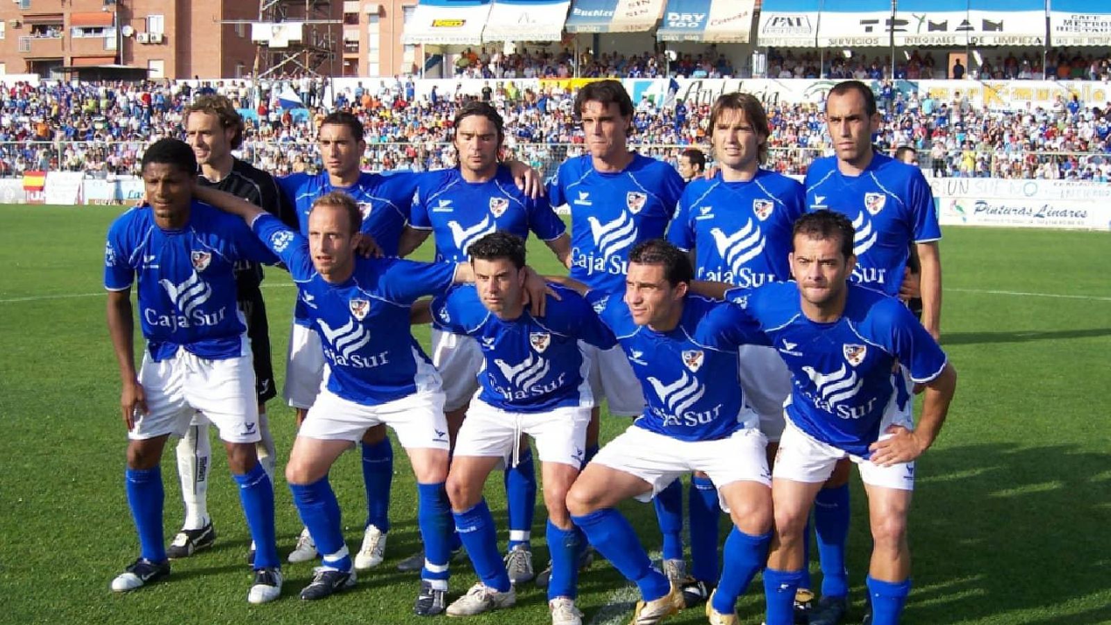 Plantilla de la época más exitosa del CD Linares, que disputó tres play off de ascenso a Segunda División, antes de su desaparición.