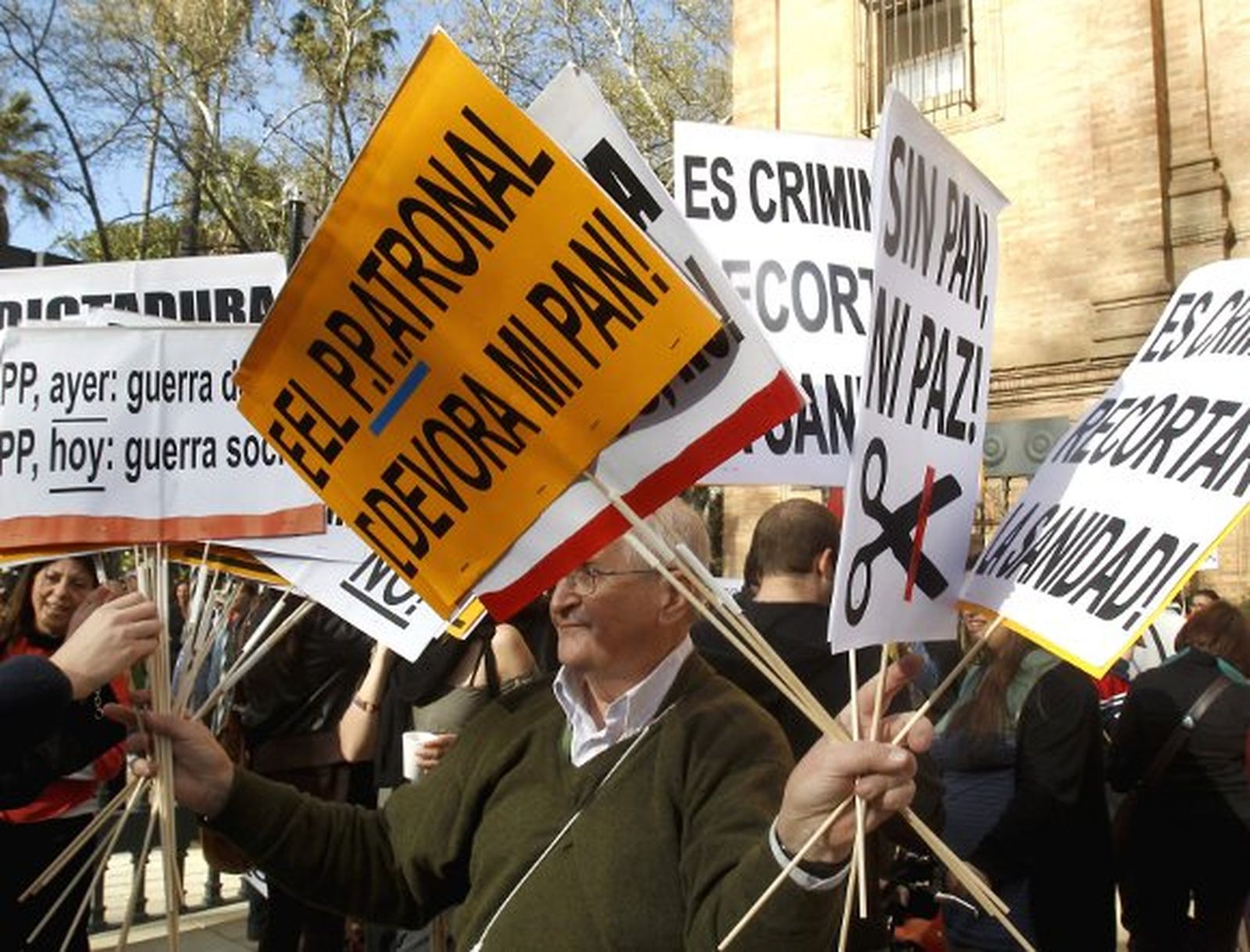 Miembros del 15M continúan encerrados en la oficina del SAE