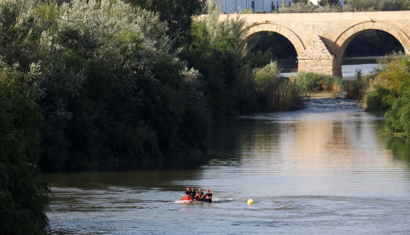 Efectivos del cuerpo de Bomberos de Córdoba buscan al hombre desaparecido en el río.