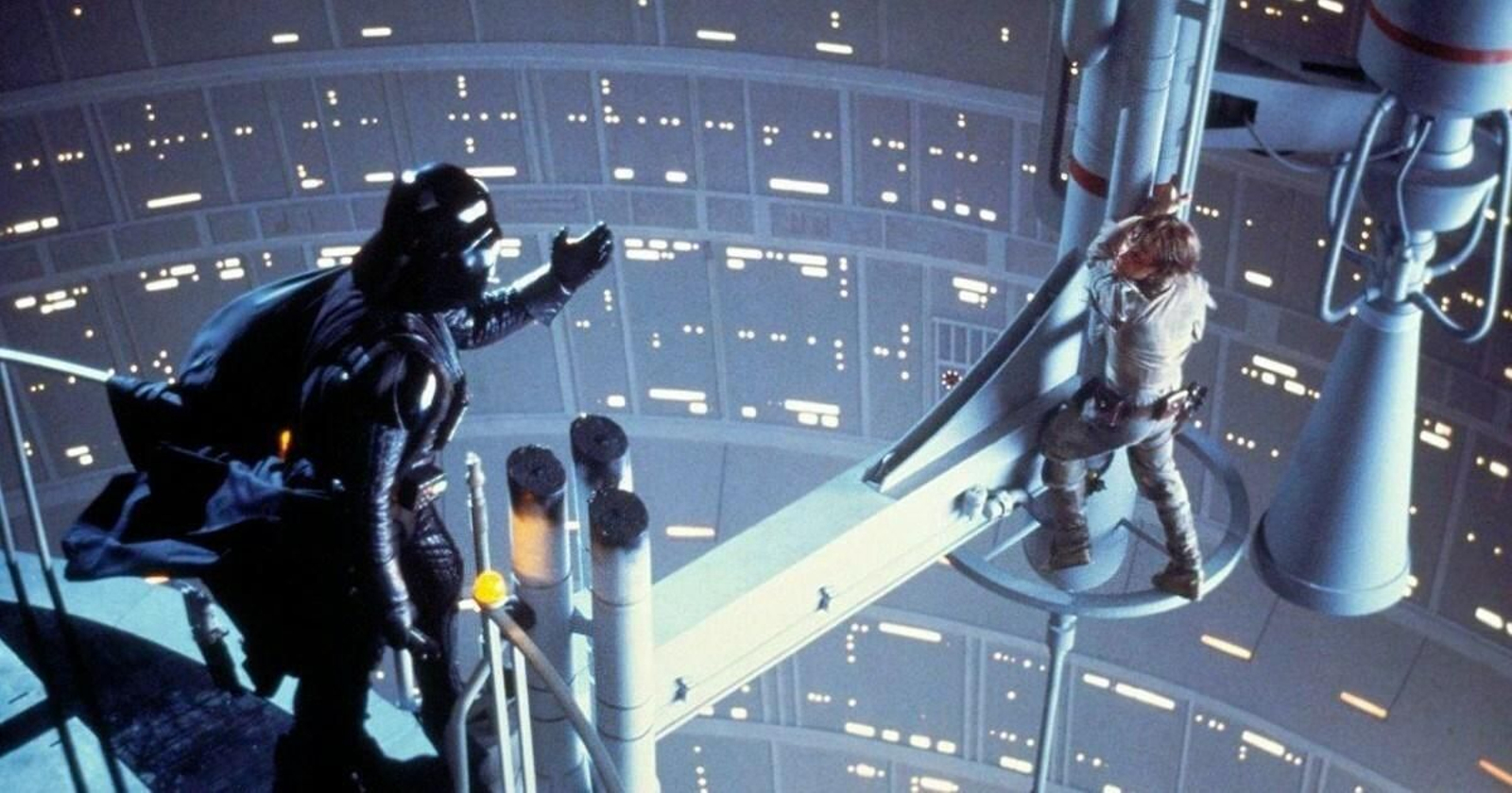 Darth Vader trata de ayudar a Luke después de cortarle la mano, en una de las películas de Star Wars.
