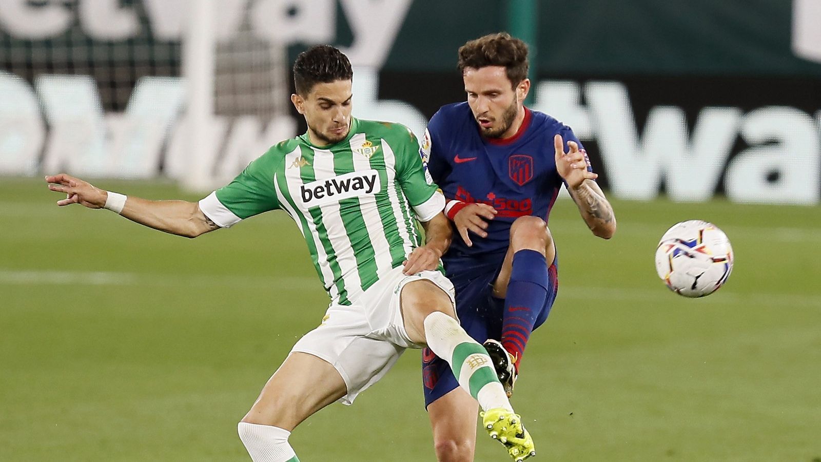 Bartra pugna con Saúl el día de su reaparición ante el Atlético.