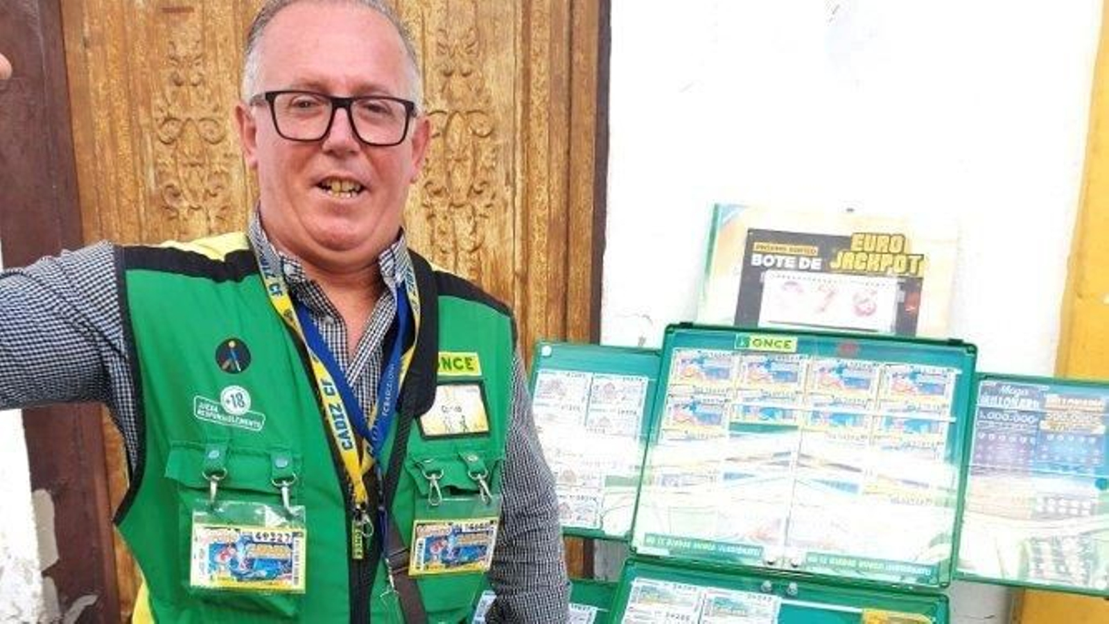 Juan Carlos Pérez, en su punto de venta en El Puerto de Santa María.