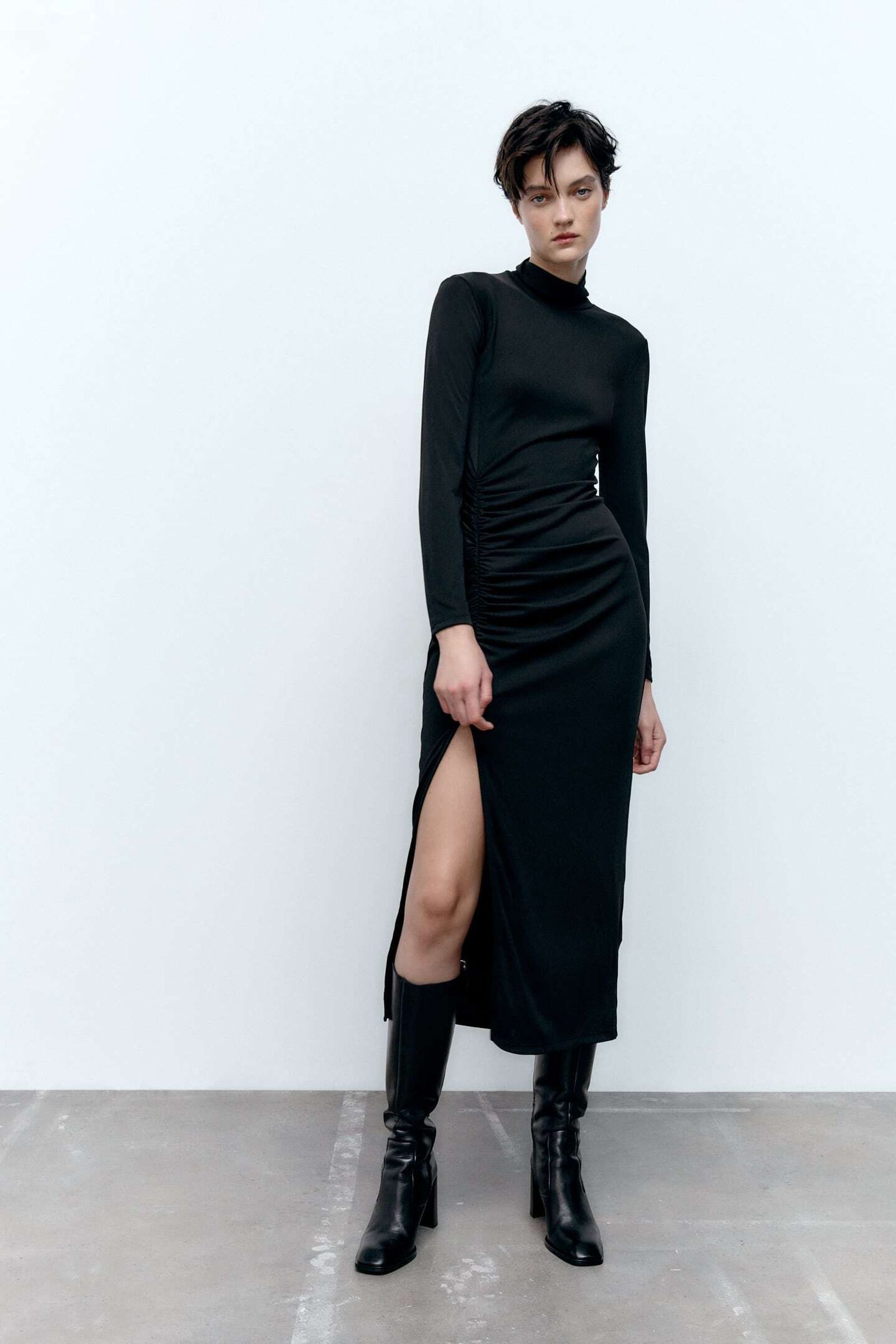 Vestido negro con drapeado lateral de Zara.