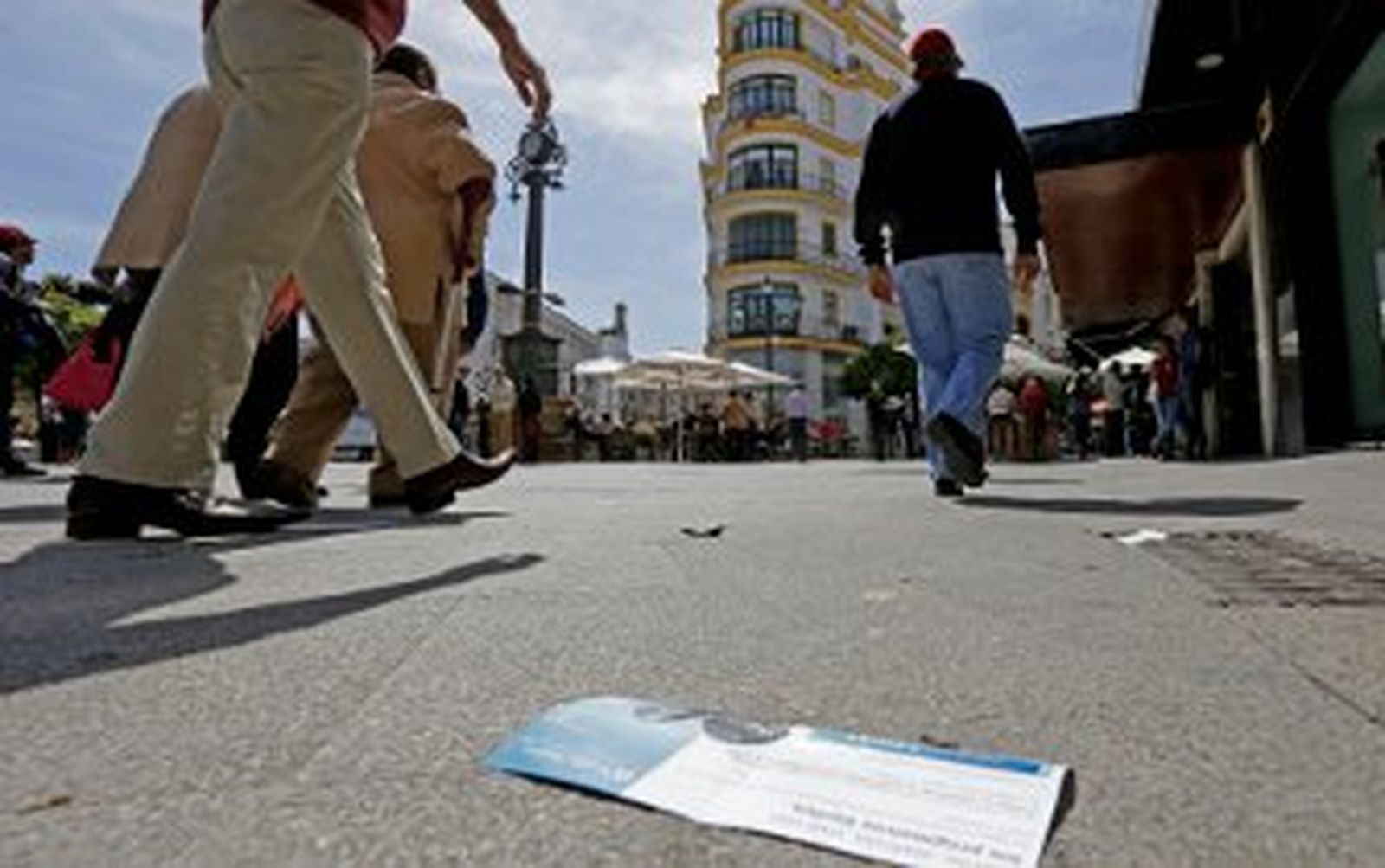Prohibirán dejar octavillas publicitarias en los coches aparcados en la calle