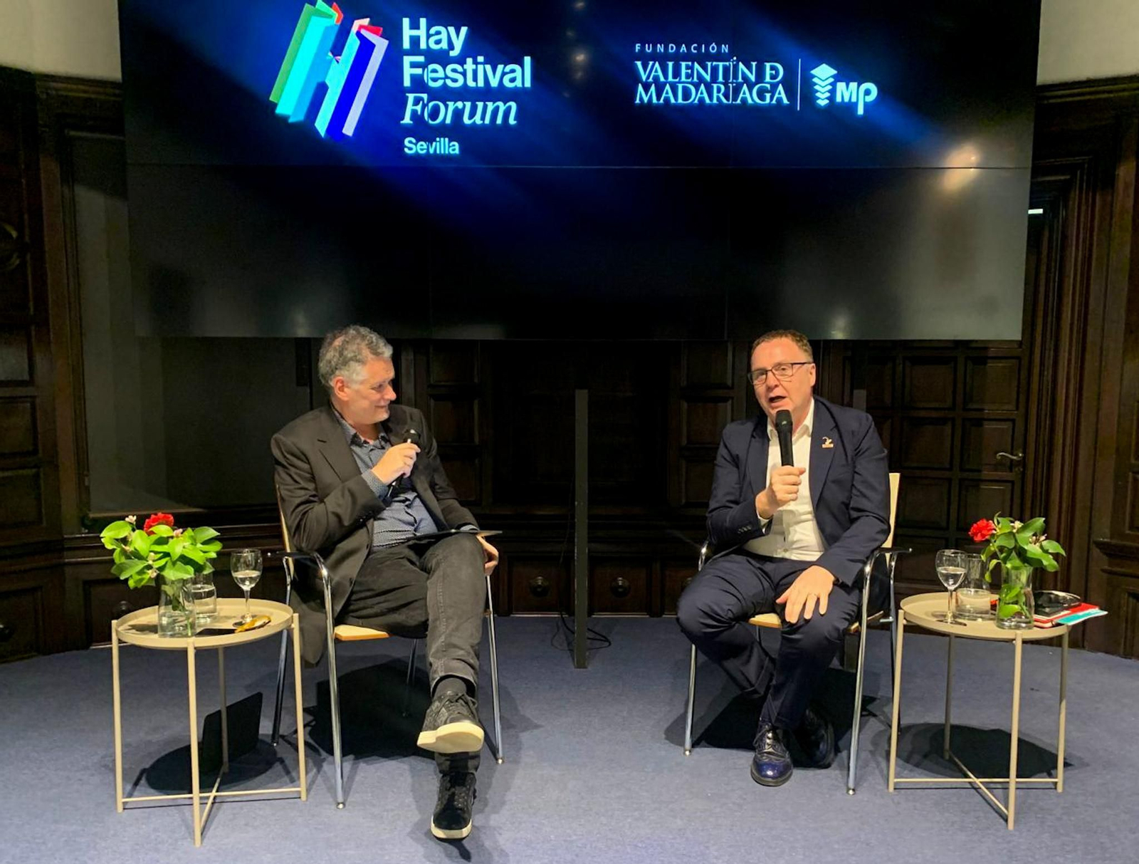 Miquel Molina y Greg Clark en la charla sobre las ciudades en el 'Hay Festival Fórum Sevilla', este viernes..