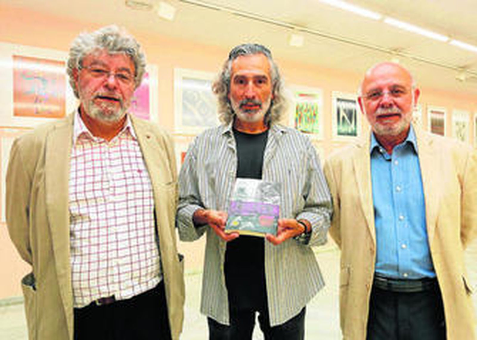 Manuel Almisas, junto al historiador Javier Maldonado; y el editor del libro, Eduardo Albaladejo.